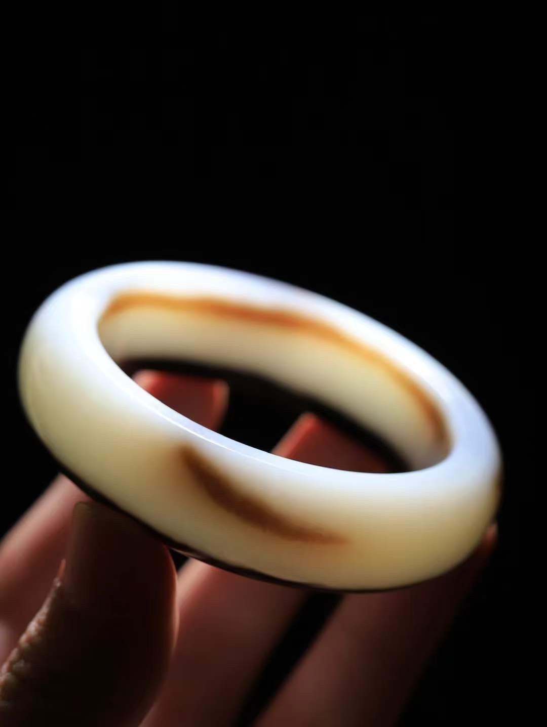 （一见倾心.手镯）

收藏级️和田玉糖白黑皮手镯，玉质温润细腻 油性十足 手感舒适，高华雅逸，线条流畅，简约大气，美自天成，素雅高贵。佩戴于腕间，婉约之美，举手投足间透出那低调奢华。重81克  尺寸54.5-17.7-9.5mm FDL791242826