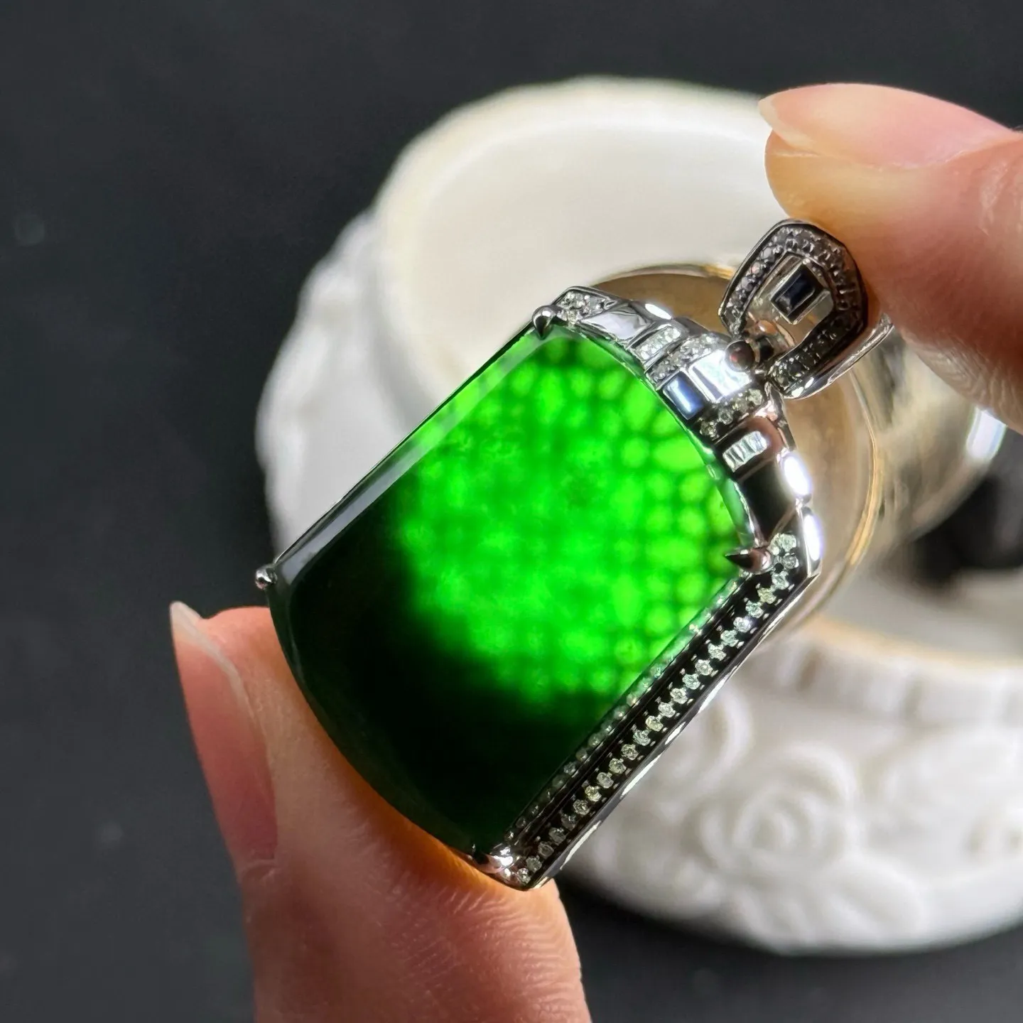 精品18k墨翠无事牌 种好色正 黑度极好 打灯通透 油性十足  尺寸36.5