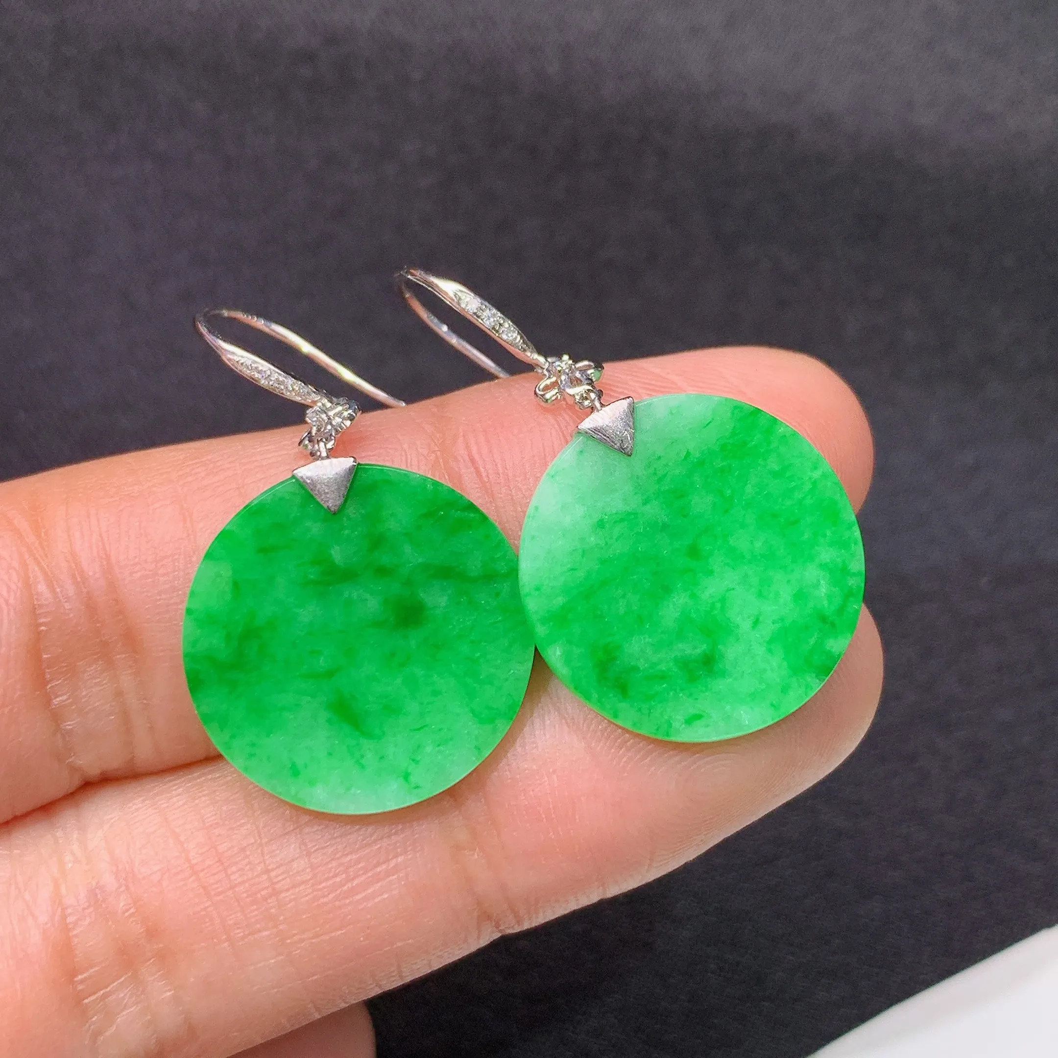 冰阳绿圆牌吊坠，18k金镶嵌，简约时尚，冰润色阳，种水足，Xyg整体尺寸17*2