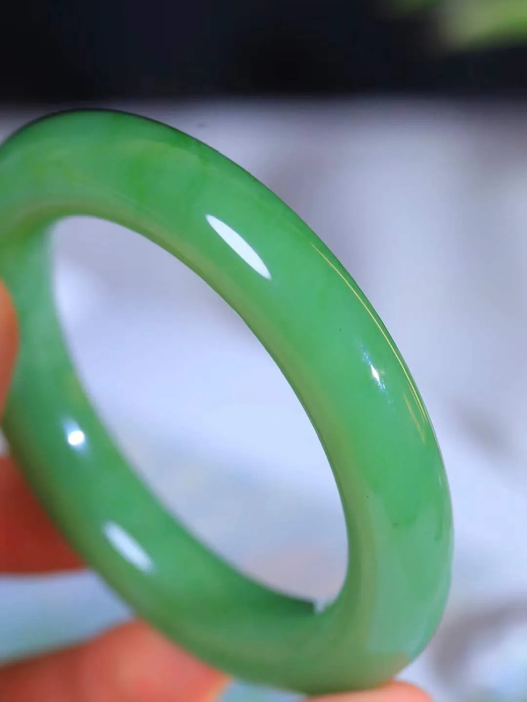 【碧波流转·手镯】

收藏传家级臻品和田玉碧玉圆条手镯，玉质细腻温润，手感舒适，️线条流畅，简约大气，美自天成，佩戴于腕间，婉约之美，举手投足间透出那份低调奢华，醉人心扉。
重79克 内径圈口55mm尺寸12.6-12.5mm  FDA-131202808