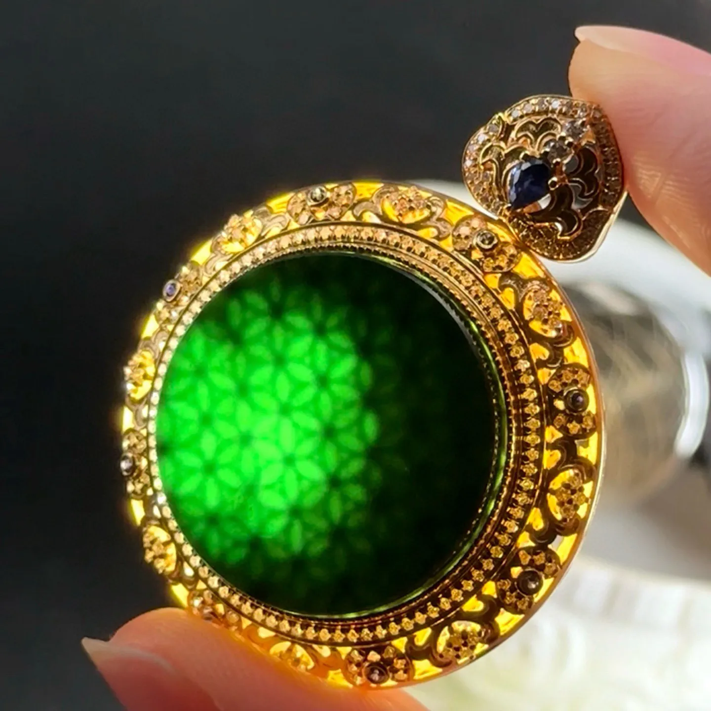 精品18k墨翠圆牌吊坠 种好色正 黑度极好 打灯通透 重金豪镶 尺寸43.6