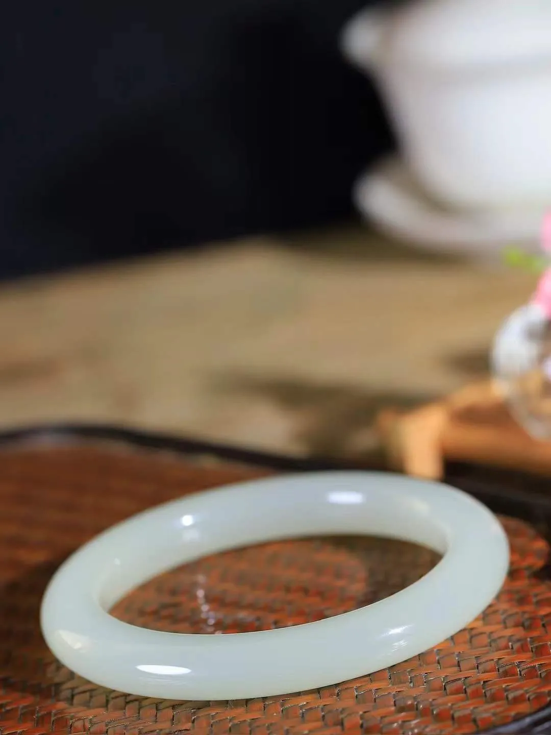 【婉约佳人.手镯】

精品和田玉冰底手镯 玉质温润细腻 油性十足 手感舒适，高华雅逸，线条流畅，简约