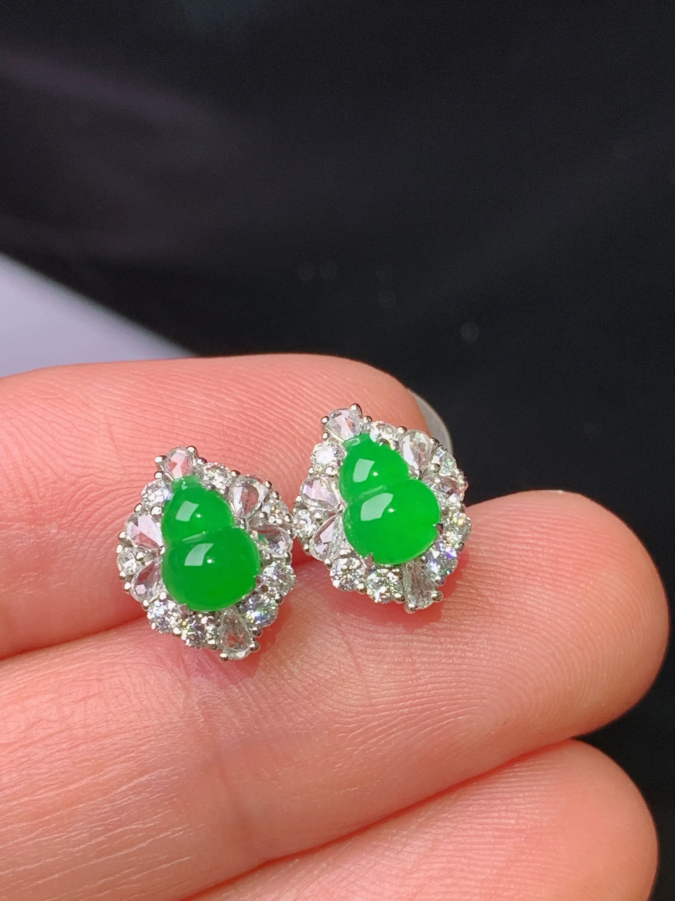 18k金钻镶嵌满绿葫芦耳钉 玉质细腻 色泽清新艳丽 整体尺寸10.5*8.5*5.8