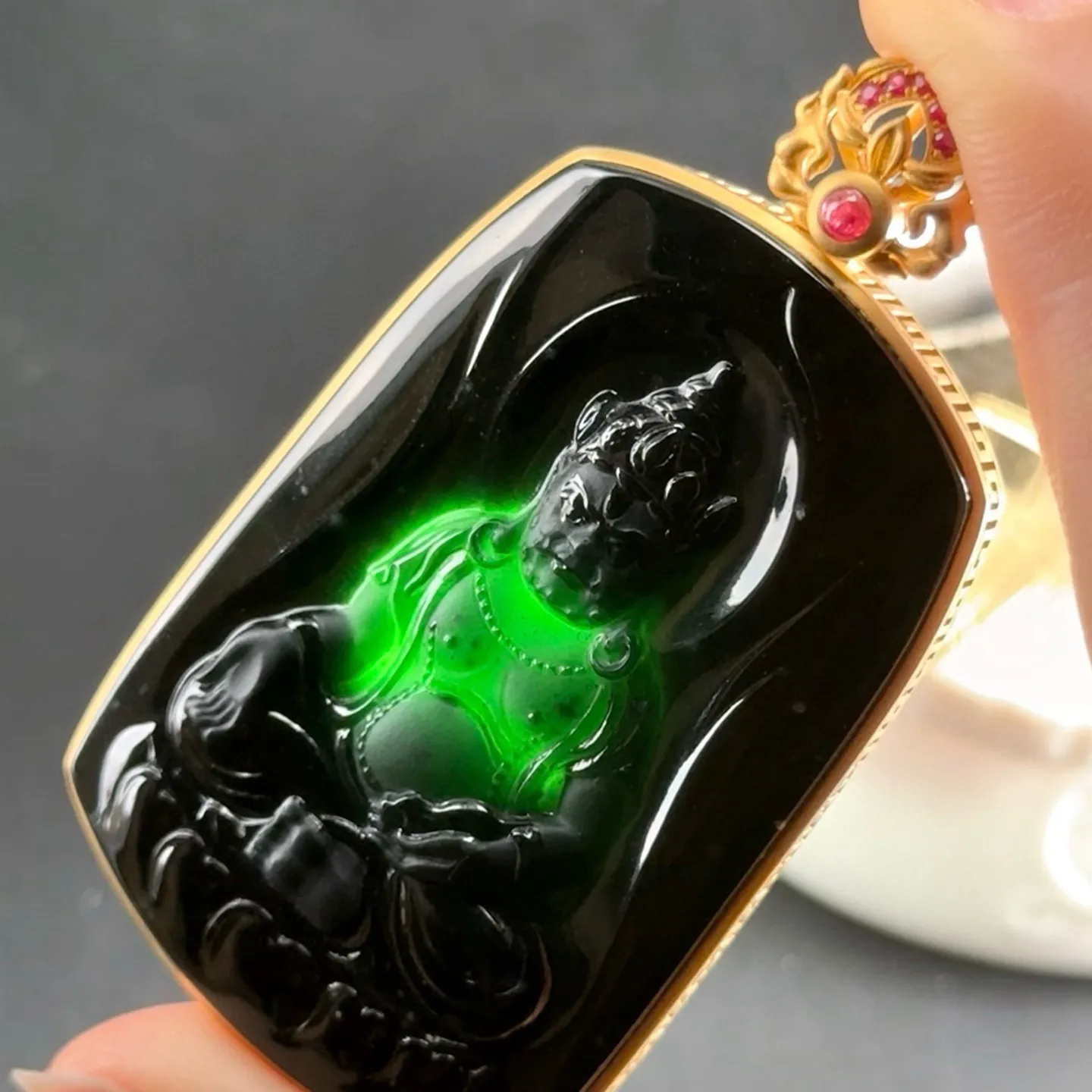 精品18k墨翠黄财神 种好色正 黑度极好 打灯通透 油性十足 尺寸65.9