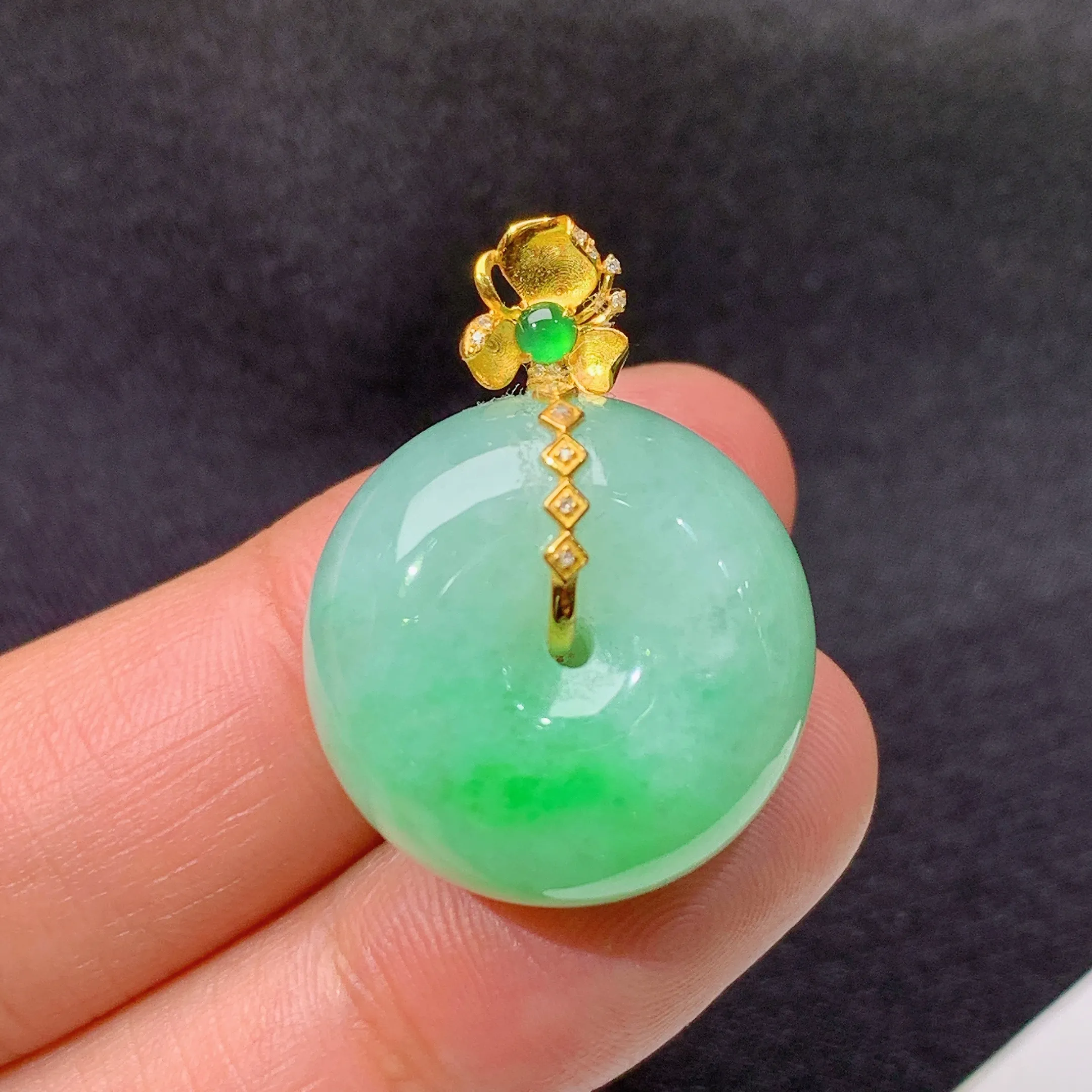 冰飘绿平安扣吊坠，18k金镶嵌，冰润色甜，玉质细腻，种水足，Xm整体尺寸26.9*20*11.7