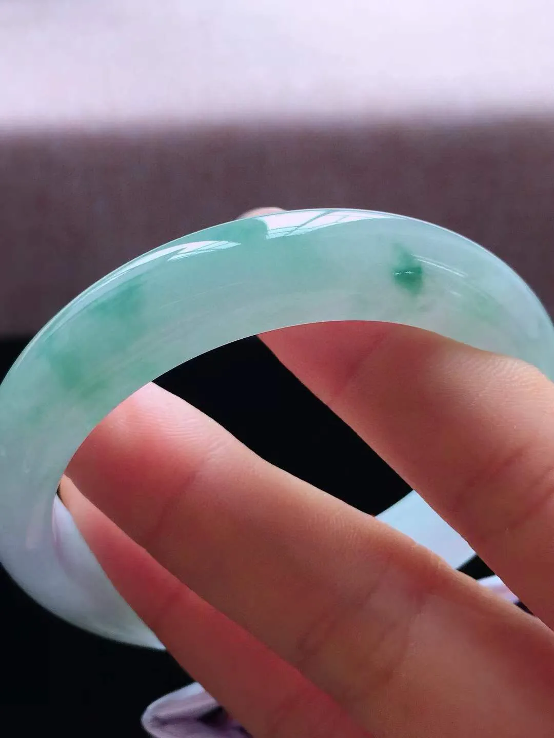 【翡翠名称】老种冰飘花53.6正圈口手镯
【翡翠尺寸】53.6*12*7.8mm适合52.6-55正圈口佩戴
【翡翠描述】宝贝种老水足，玉质细腻，色泽靓丽，性价比高，佩戴效果好！
【其它赠送】权威证书/精美挂绳盒子/支持全国复检