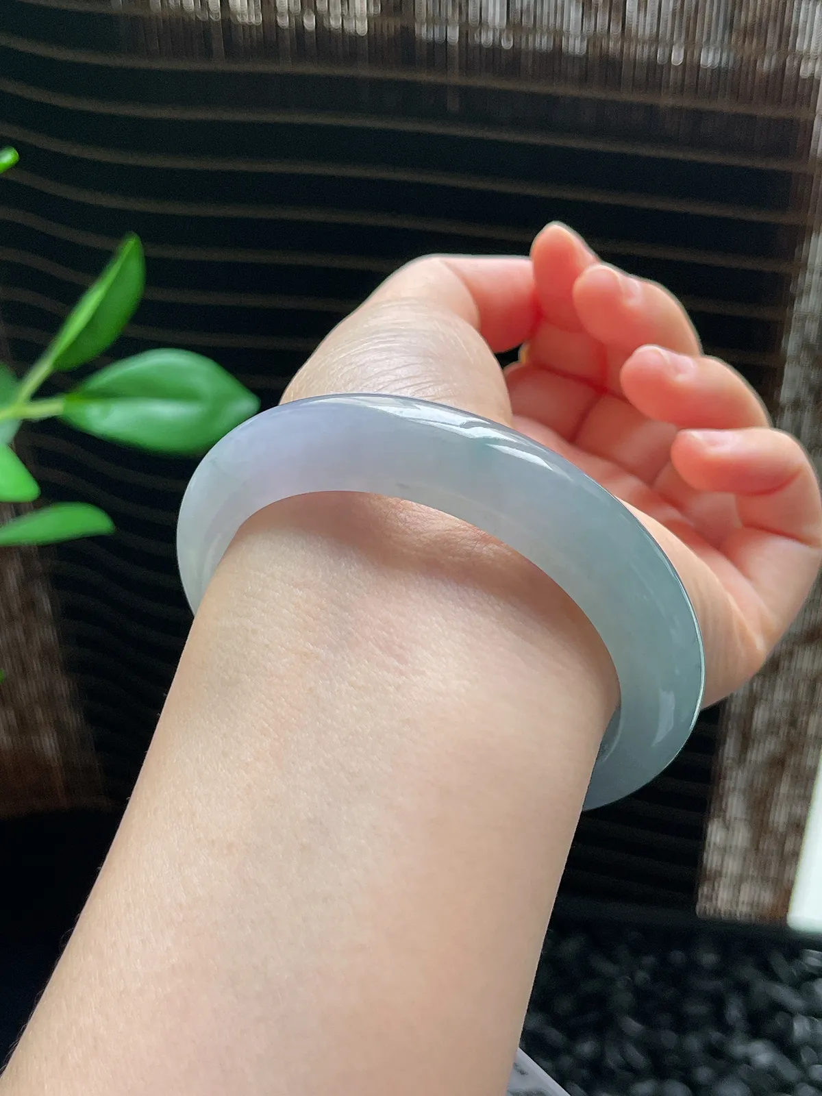 正圈56.8圈口，翡翠冰糯种淡绿色手镯