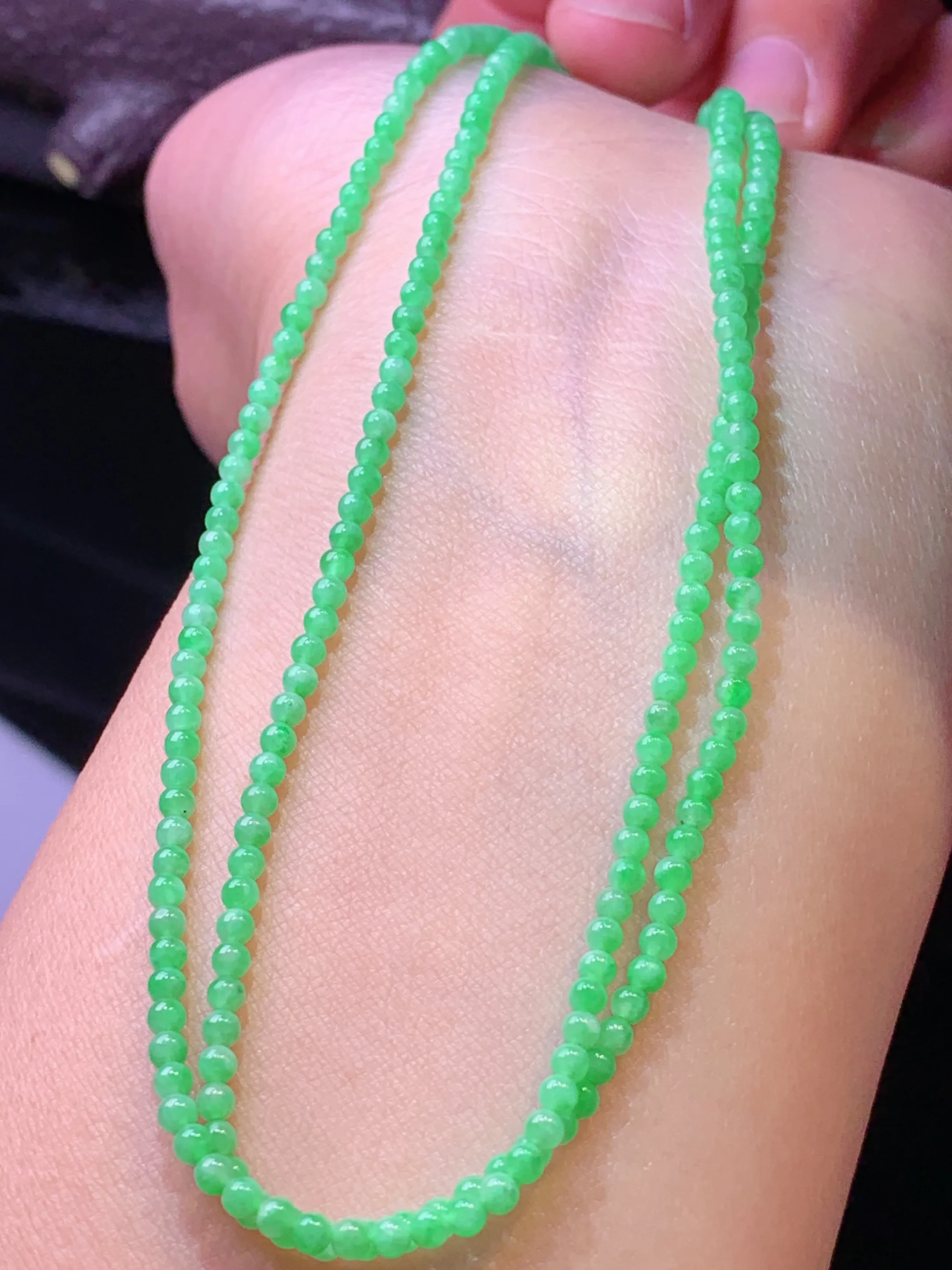 翠绿小米珠项链 玉质细腻 色泽清新艳丽 整体尺寸2.2