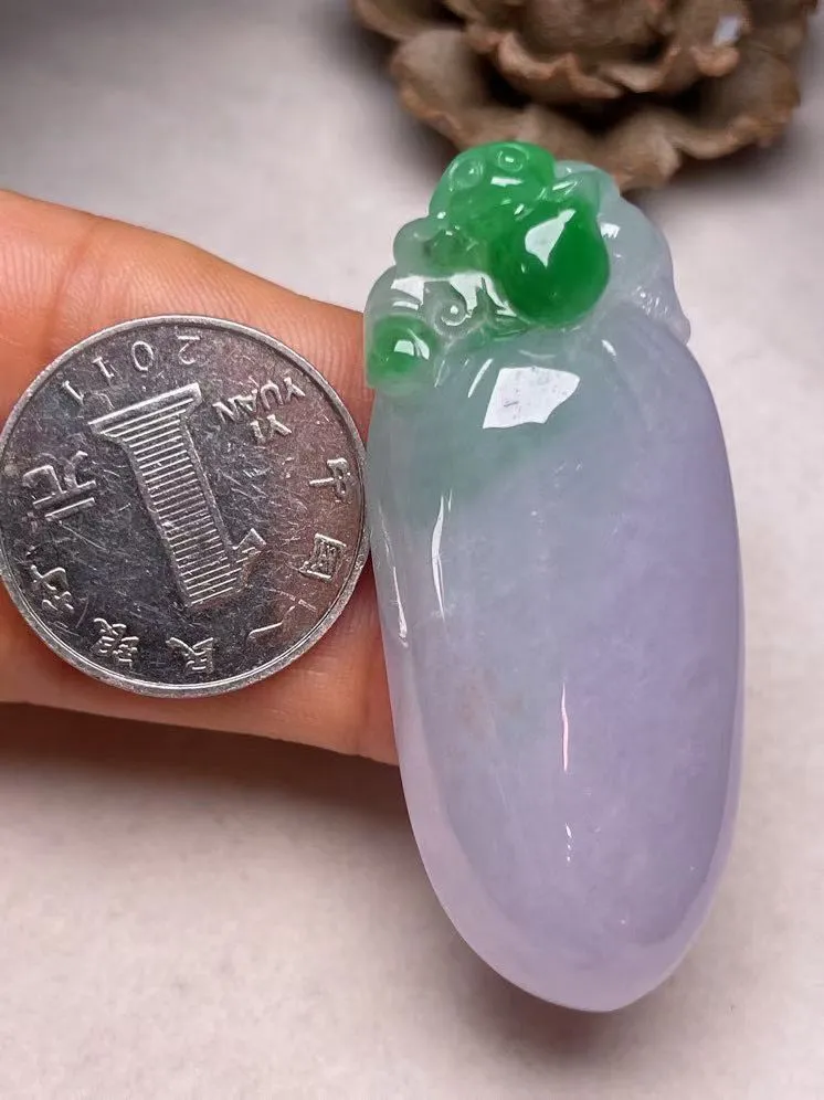 冰糯种紫罗兰俏色【福瓜】吊坠，种水好，玉质细腻 ，卖相好‘