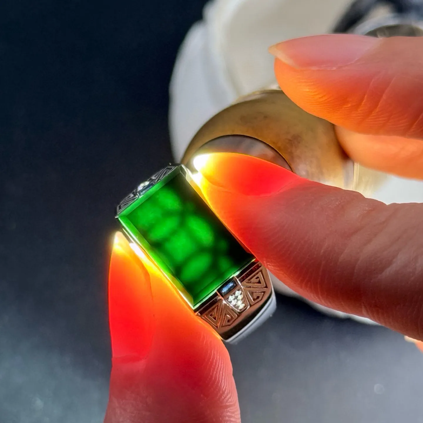 精品18k墨翠男戒 种好色正 黑度极好 打灯通透 油性十足 尺寸13.7