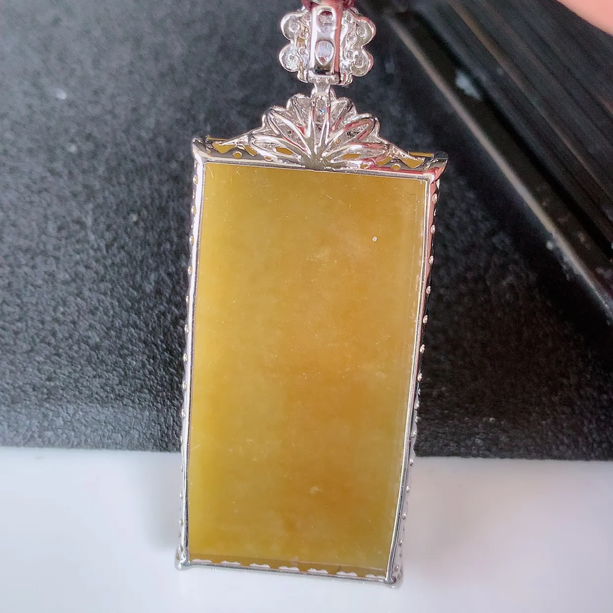 自然光实拍，18K金镶嵌黄翡翡翠平安无事牌吊坠，平平安安，无事牌翠色灵动，佩戴平安时尚！#00.28