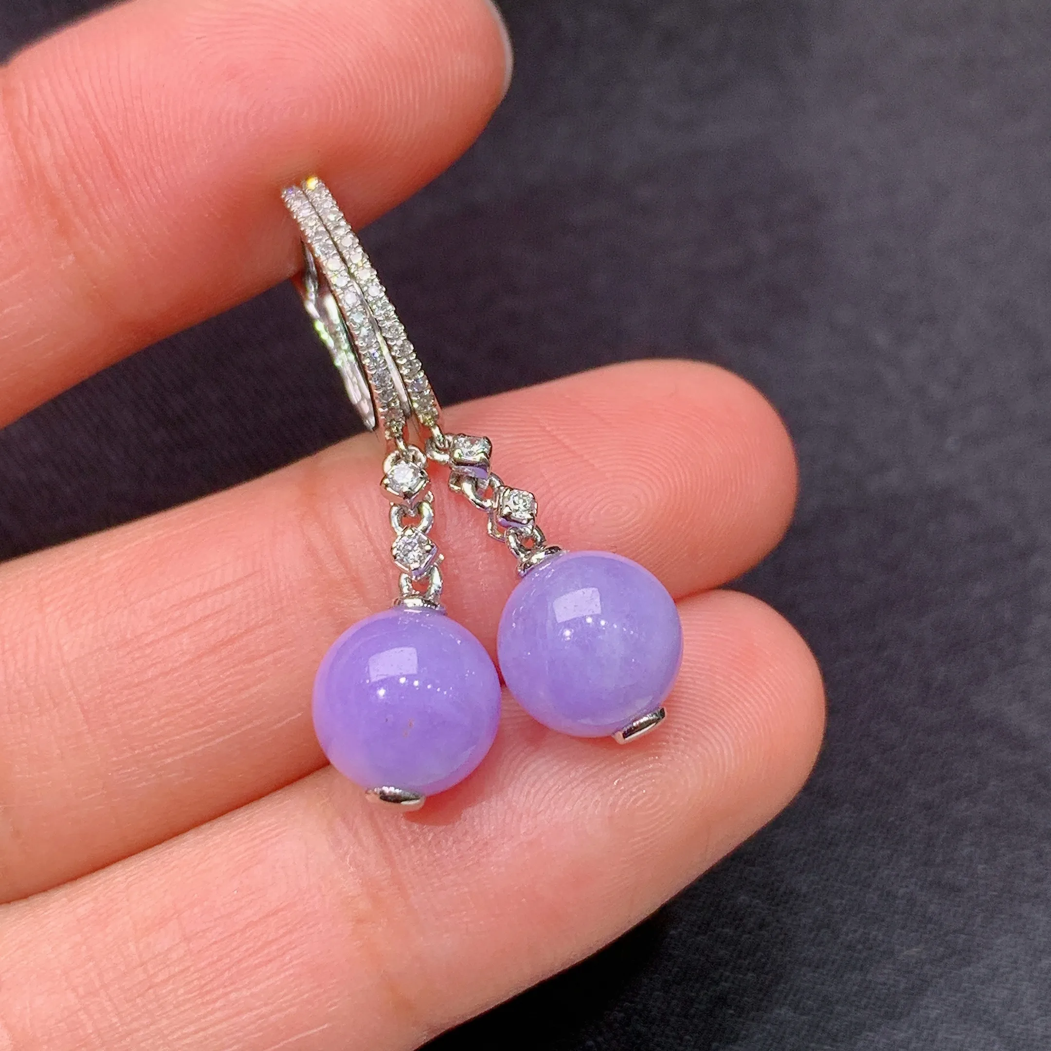 冰紫罗兰圆珠耳坠，款式优雅，18k金镶嵌，温润细腻，颜色鲜艳，裸石尺寸8.1