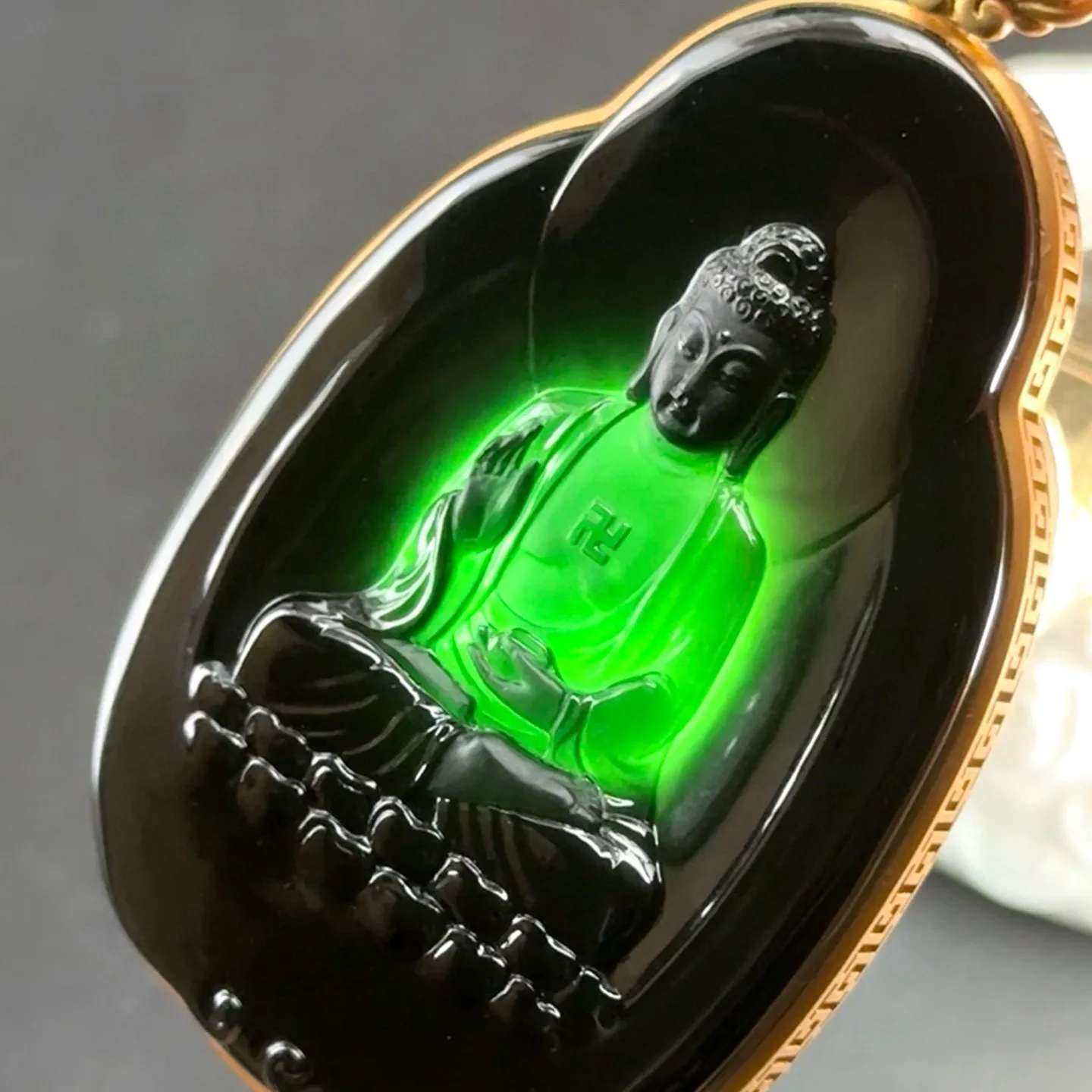 精品18k墨翠大日如来 种好色正 黑度极好 打灯通透 油性十足 尺寸72.4