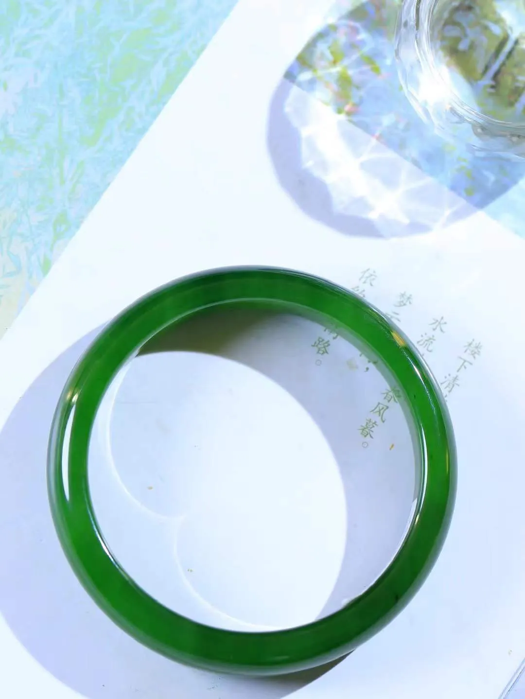 【温润如心.镯】

收藏级臻品️和田玉碧玉手镯，精选上等碧玉料，色泽清透，质地细腻。佩戴它，感受千年玉文化的温润与优雅，愿它为您带来平安与幸福。重38.8克  尺寸54-12-6.8mm  101202811A