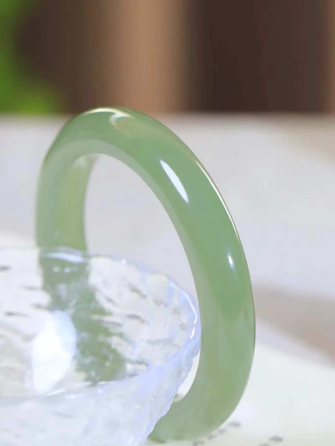 【岁月之韵.手镯】

精品和田玉晴水绿手镯，色泽淡雅如雨后初晴的天空，清新脱俗。手镯圆润饱满，寓意圆满和谐，承载着岁月的温柔与时光的沉淀。无论是日常佩戴还是珍藏，都是对美好生活的诗意表达。重55.2克  尺寸56-11.5-9.6mm  561242804L