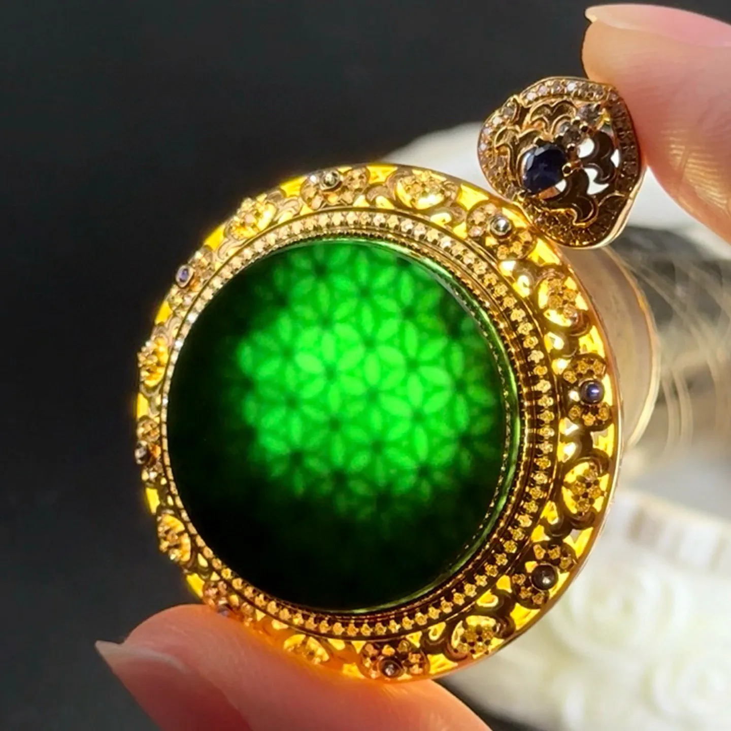 精品18k墨翠圆牌吊坠 种好色正 黑度极好 打灯通透 重金豪镶 尺寸43.6