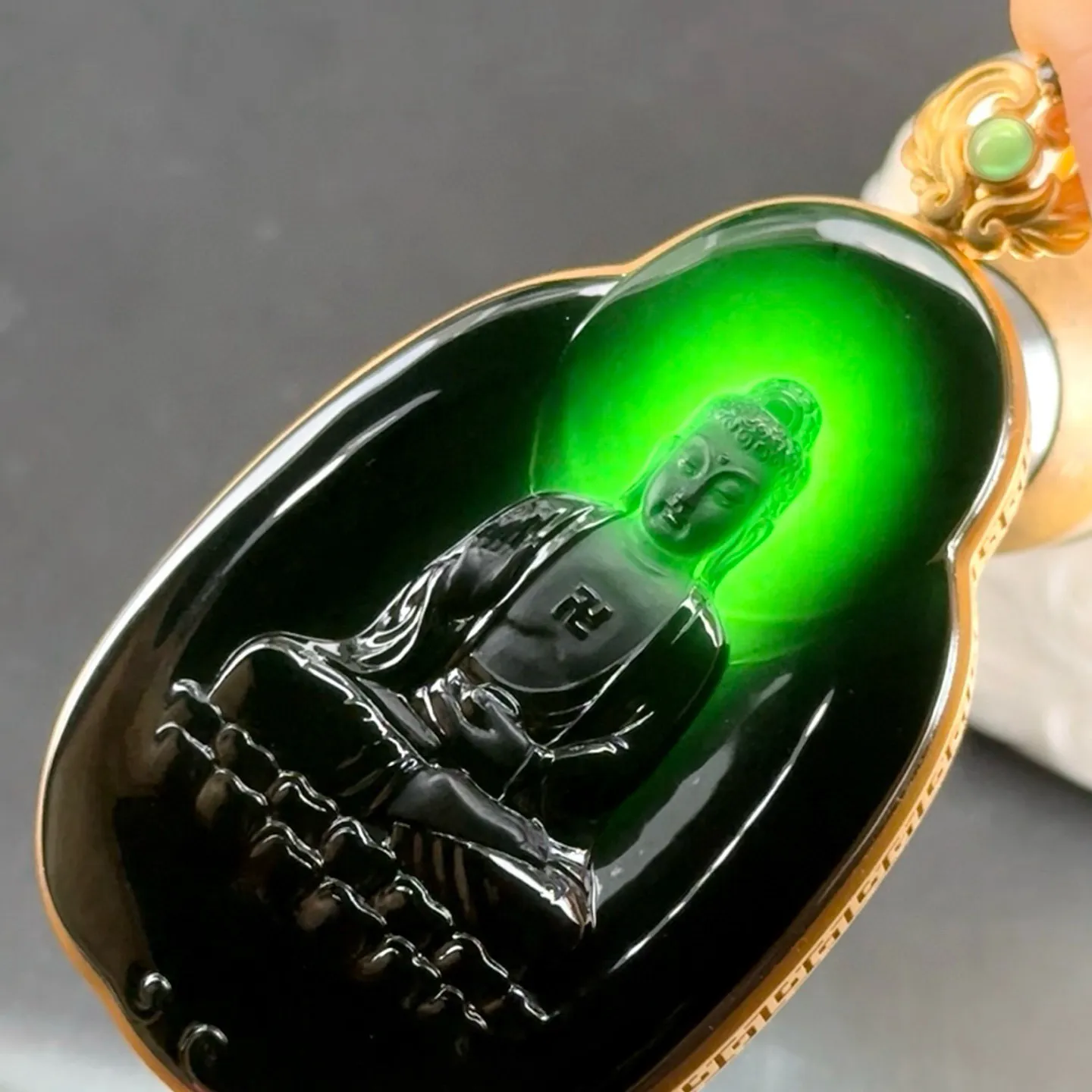 精品18k墨翠大日如来 种好色正 黑度极好 打灯通透 油性十足 尺寸72.4
