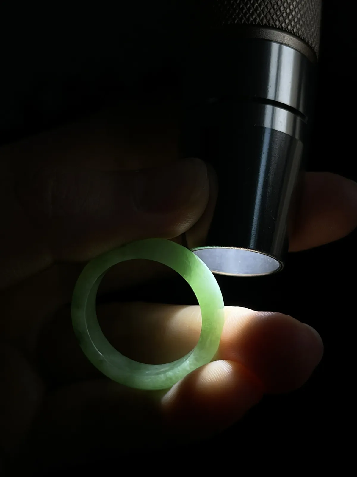 翡翠戒指，种老肉细，通体阳绿，上手漂亮