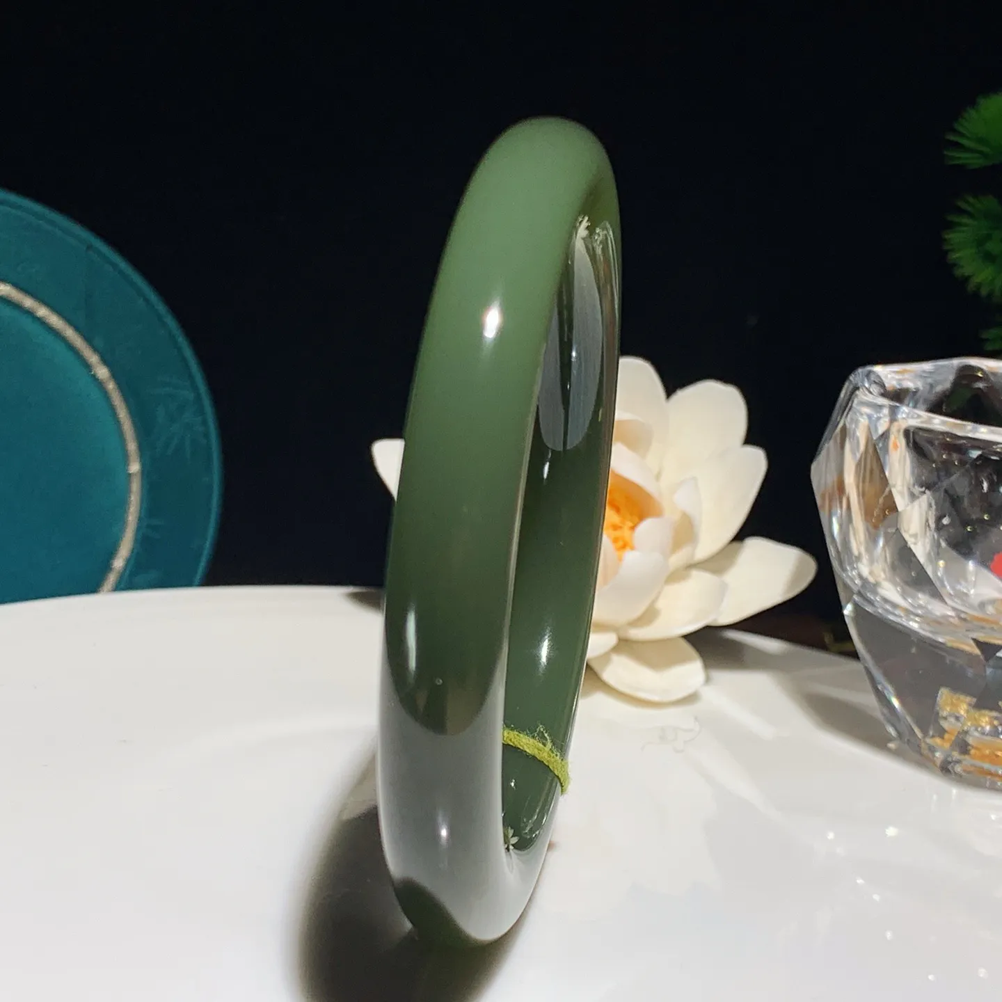 62圈口和田玉鸭蛋青俄罗斯碧玉圆条手镯。62圈口条宽10厚10重58克 玉质细腻油润。手推出油。佩戴
