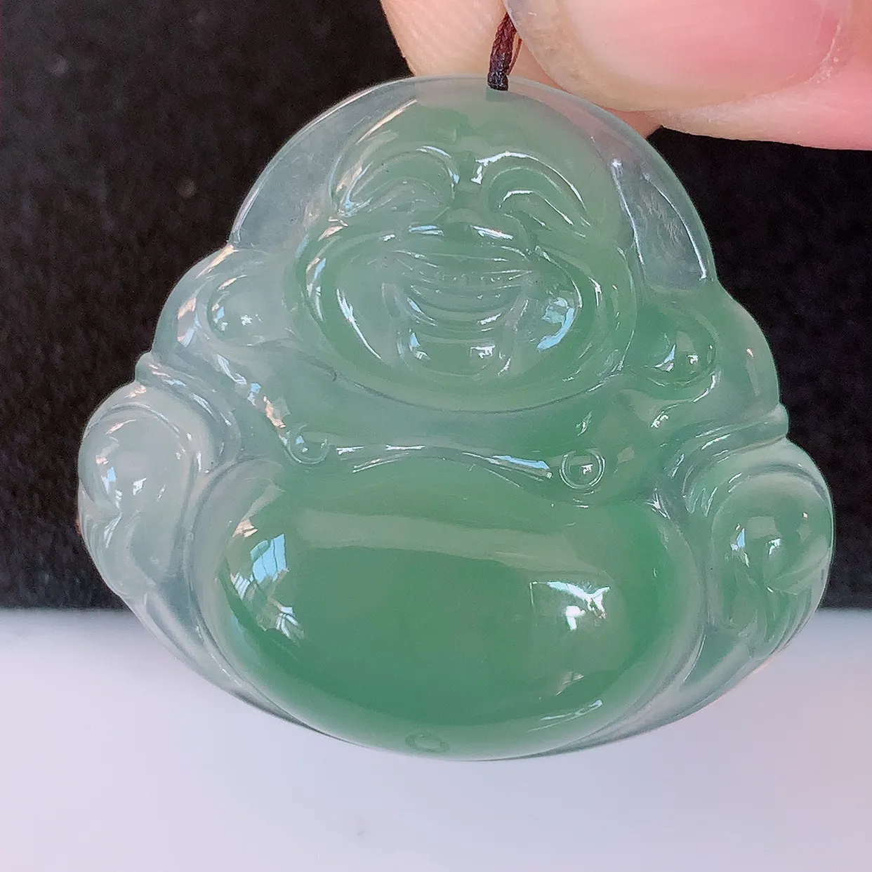 自然光实拍，冰种满绿翡翠佛公吊坠，玉笑佛，饱满，开脸喜庆，配戴优雅迷人！#57.28