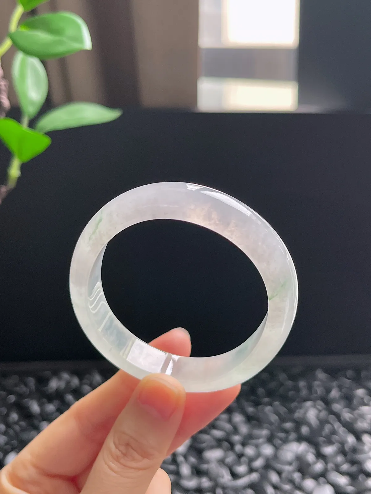 贵妃镯55.8圈口，翡翠冰种飘绿手镯