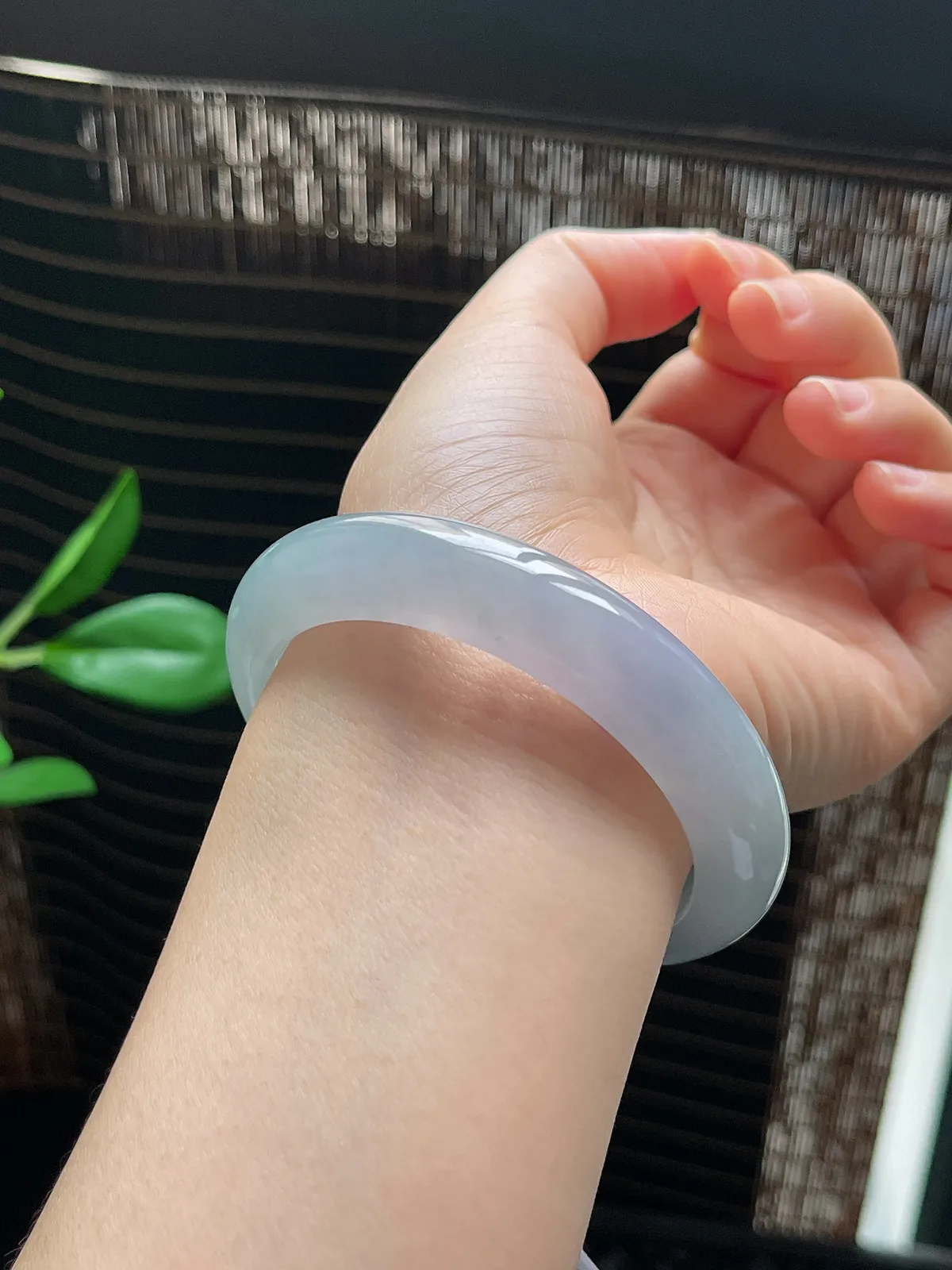 正圈56.8圈口，翡翠冰糯种淡绿色手镯