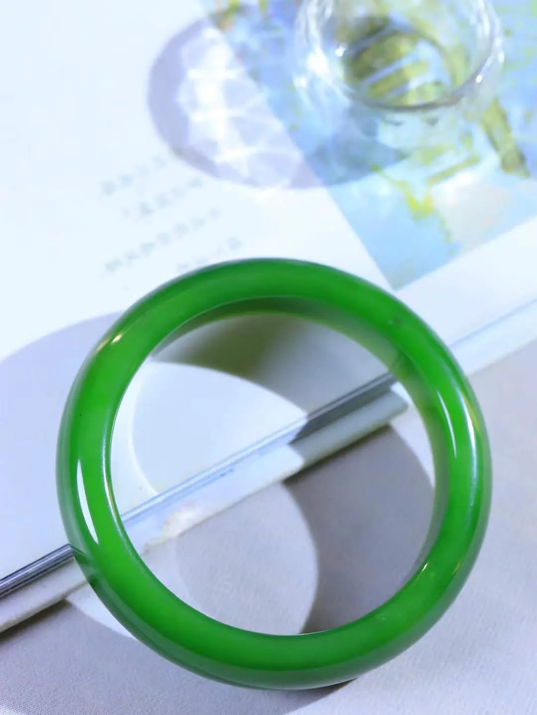 【悠悠芳华.镯】

典藏级和田玉碧玉手镯 玉质温润 青葱岁月，尽收腕中，婉转流畅，凝岁月悠长。盈一眸恬淡，挽一抹绿意。重78克 内径59mm尺寸16.8-9mm   861202855A