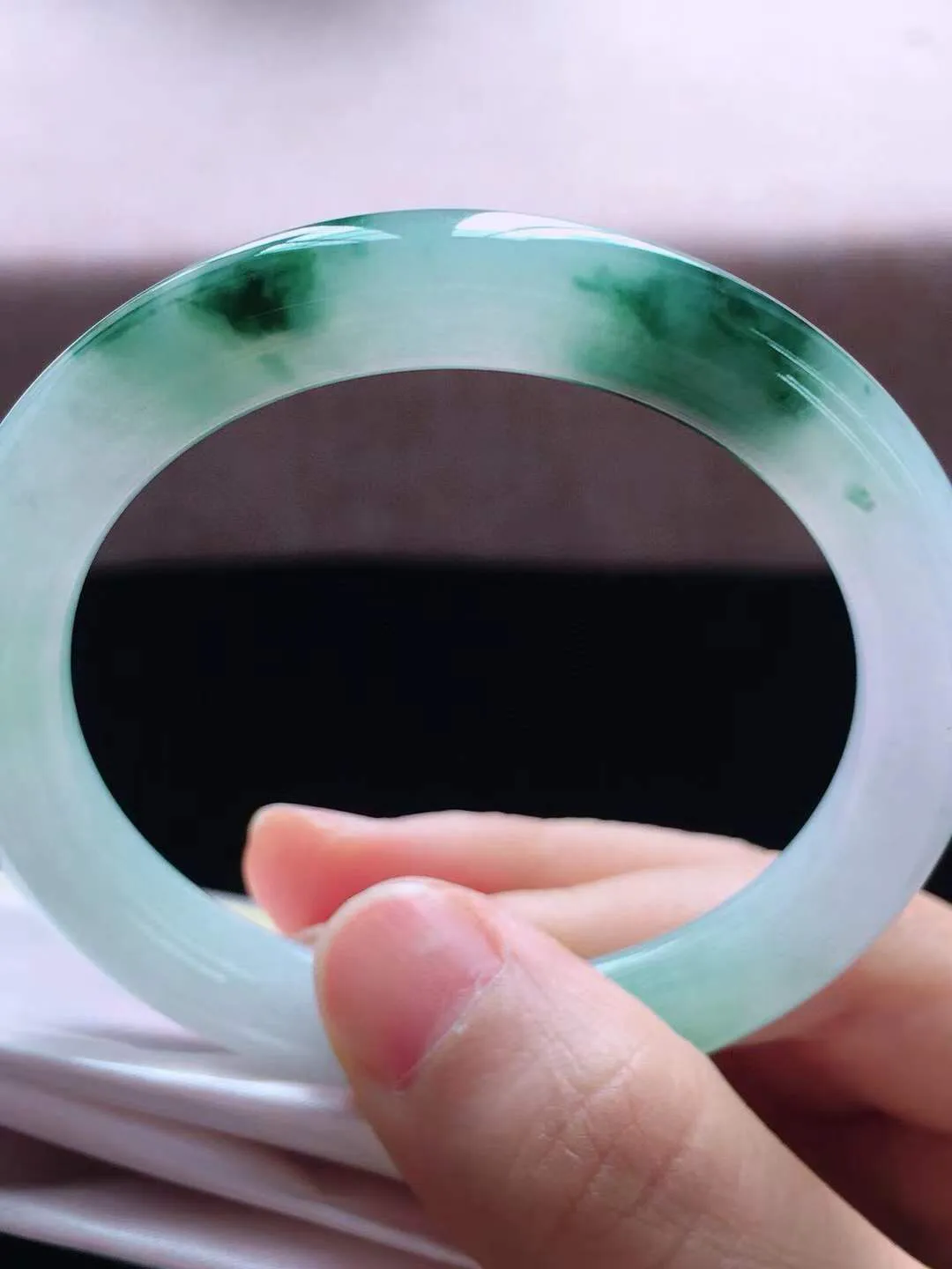 【翡翠名称】老种冰飘花52.2圈口圆条手镯
【翡翠尺寸】52.2*9*8.6mm适合52-54.5正圈口佩戴
【翡翠描述】宝贝种老水足，玉质细腻，色泽靓丽，性价比高，佩戴效果好！
【其它赠送】权威证书/精美挂绳盒子/支持全国复检