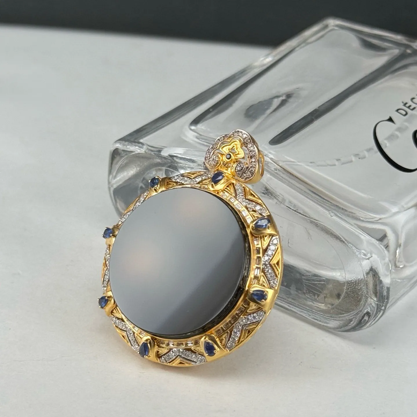 精品18k豪镶墨翠圆牌吊坠 种好色正 黑度极好 打灯通透 油性十足 尺寸41.7