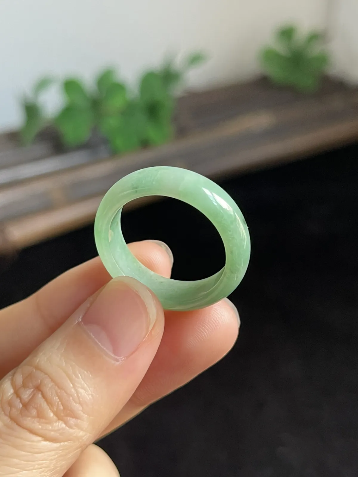 翡翠戒指，种老肉细，通体阳绿，上手漂亮