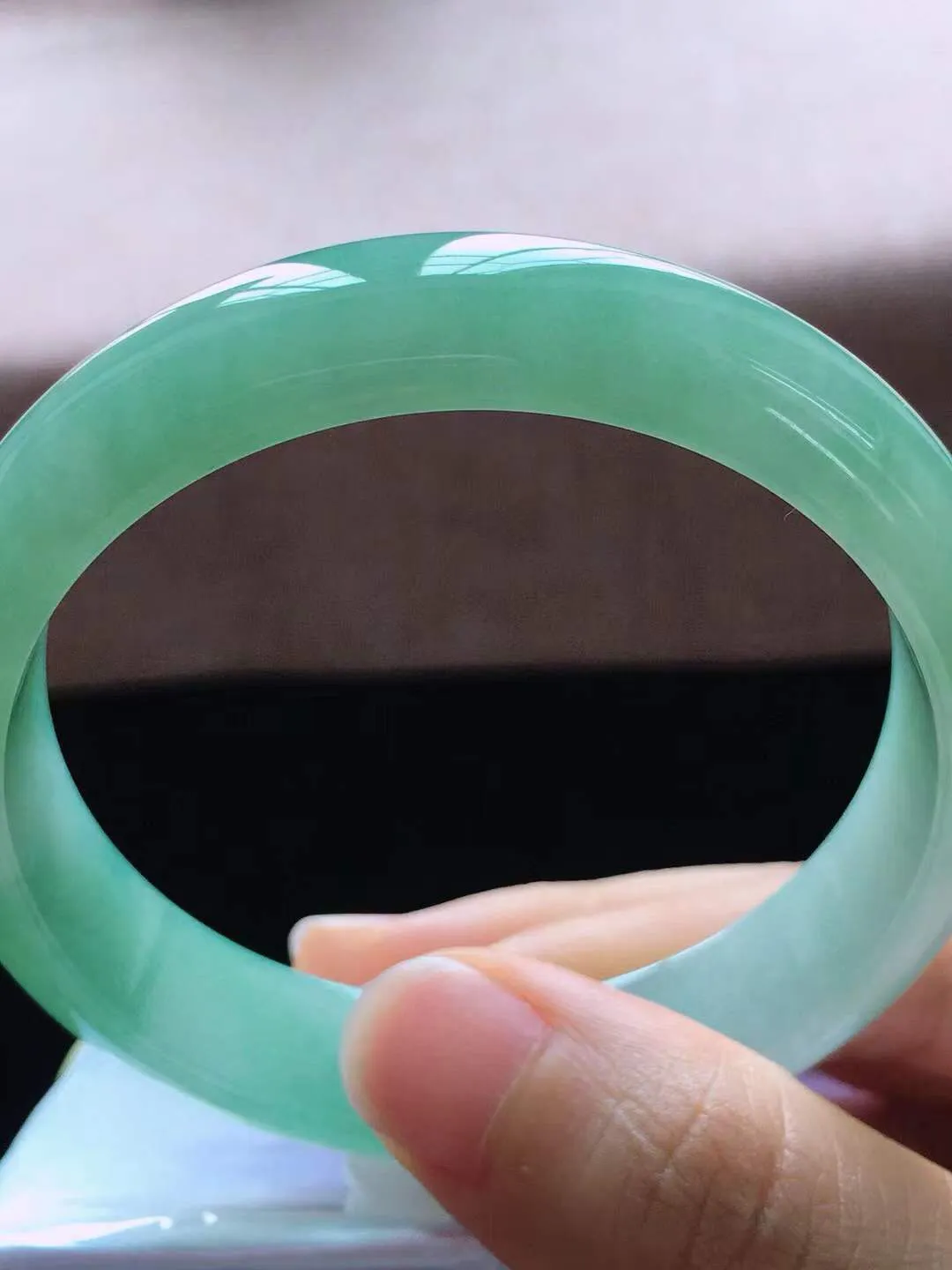 【翡翠名称】老种冰飘绿56.5正圈口手镯
【翡翠尺寸】56.5*13.6*7.2mm适合55.5-58正圈口佩戴
【翡翠描述】宝贝种老水足，玉质细腻，色泽靓丽，性价比高，佩戴效果好！
【其它赠送】权威证书/精美挂绳盒子/支持全国复检