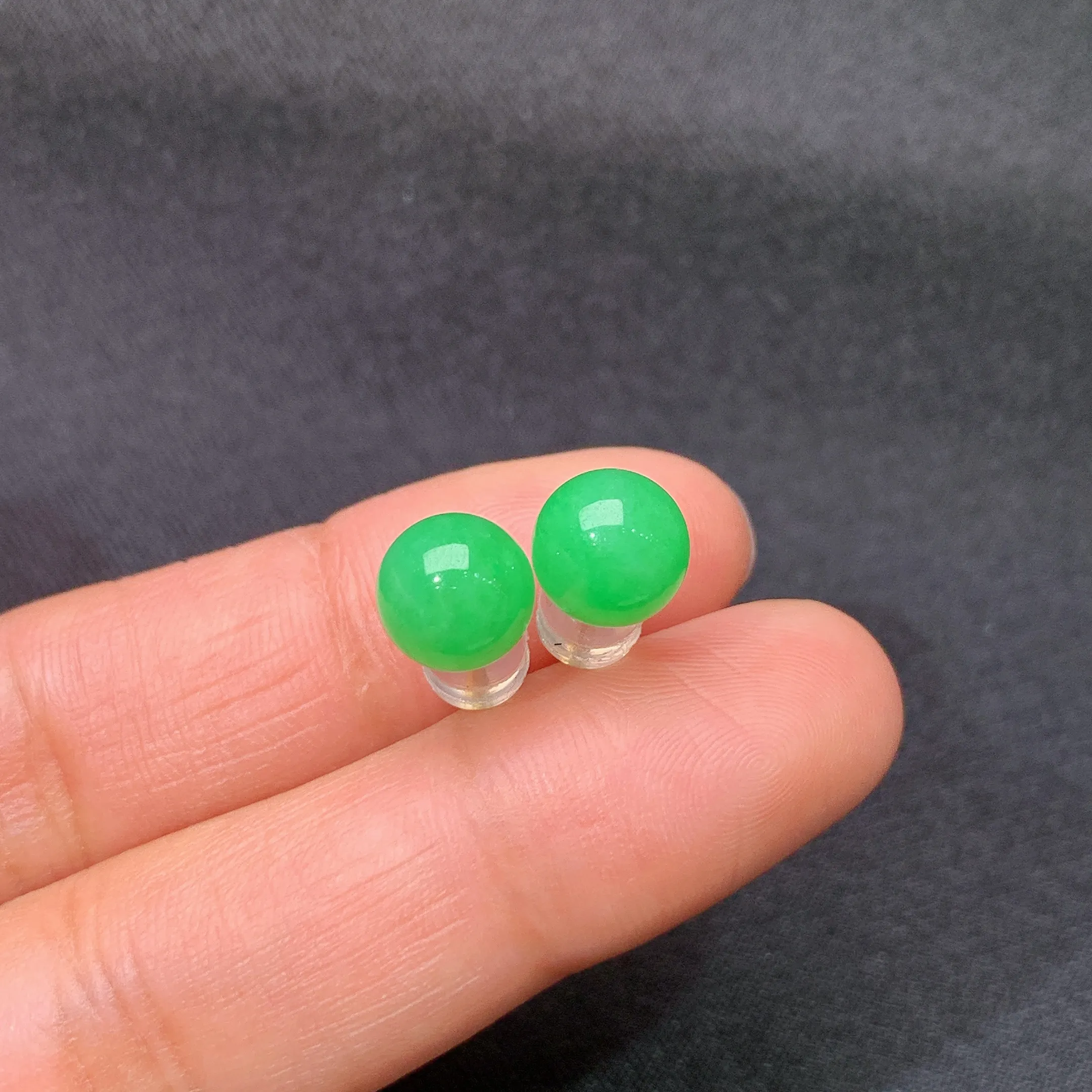 冰阳绿圆珠耳钉，18k金镶嵌，简约时尚，冰润色阳，种水足Xyg 裸石尺寸7.3