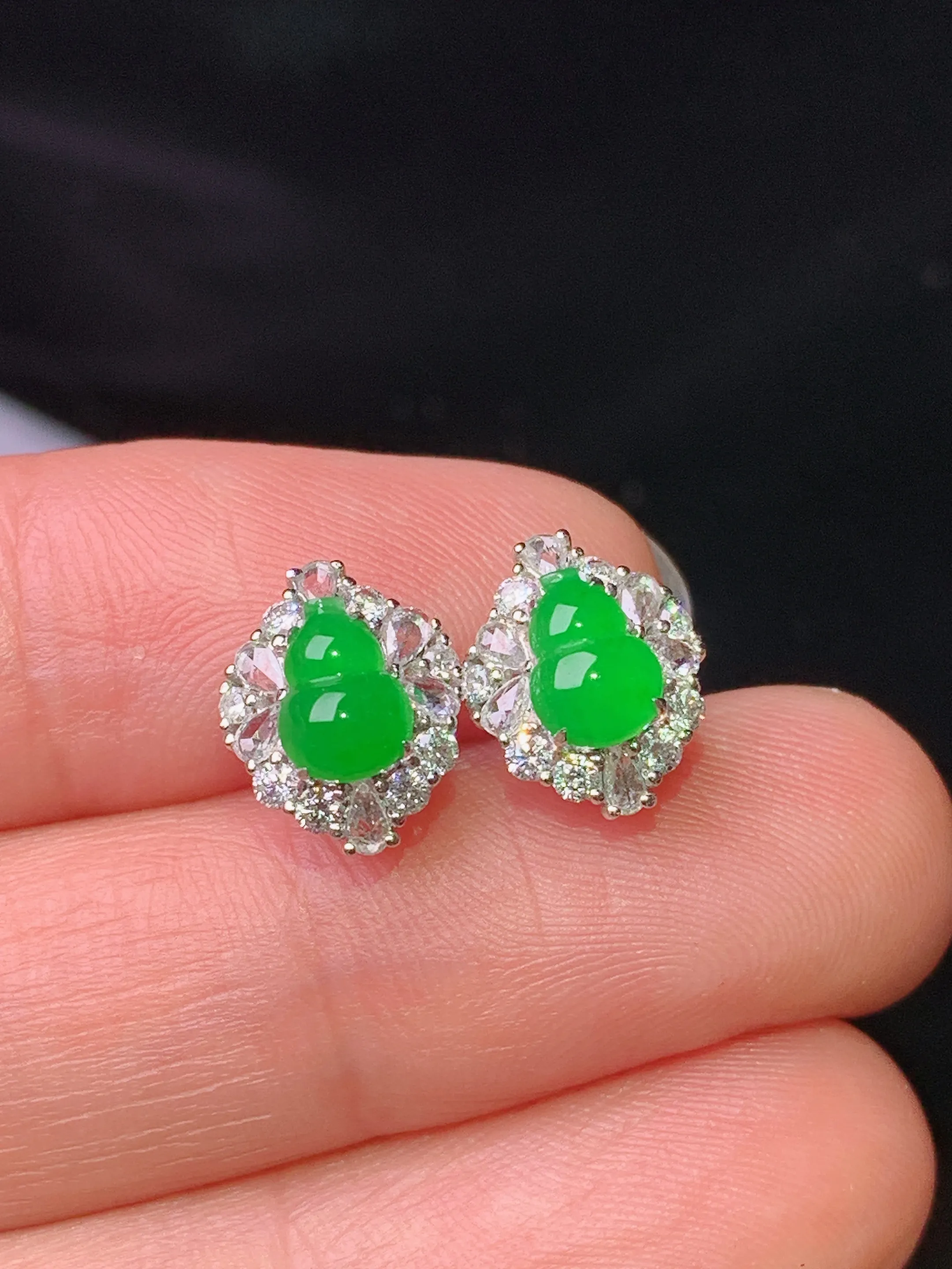 18k金钻镶嵌满绿葫芦耳钉 玉质细腻 色泽清新艳丽 整体尺寸10.5*8.5*5.8