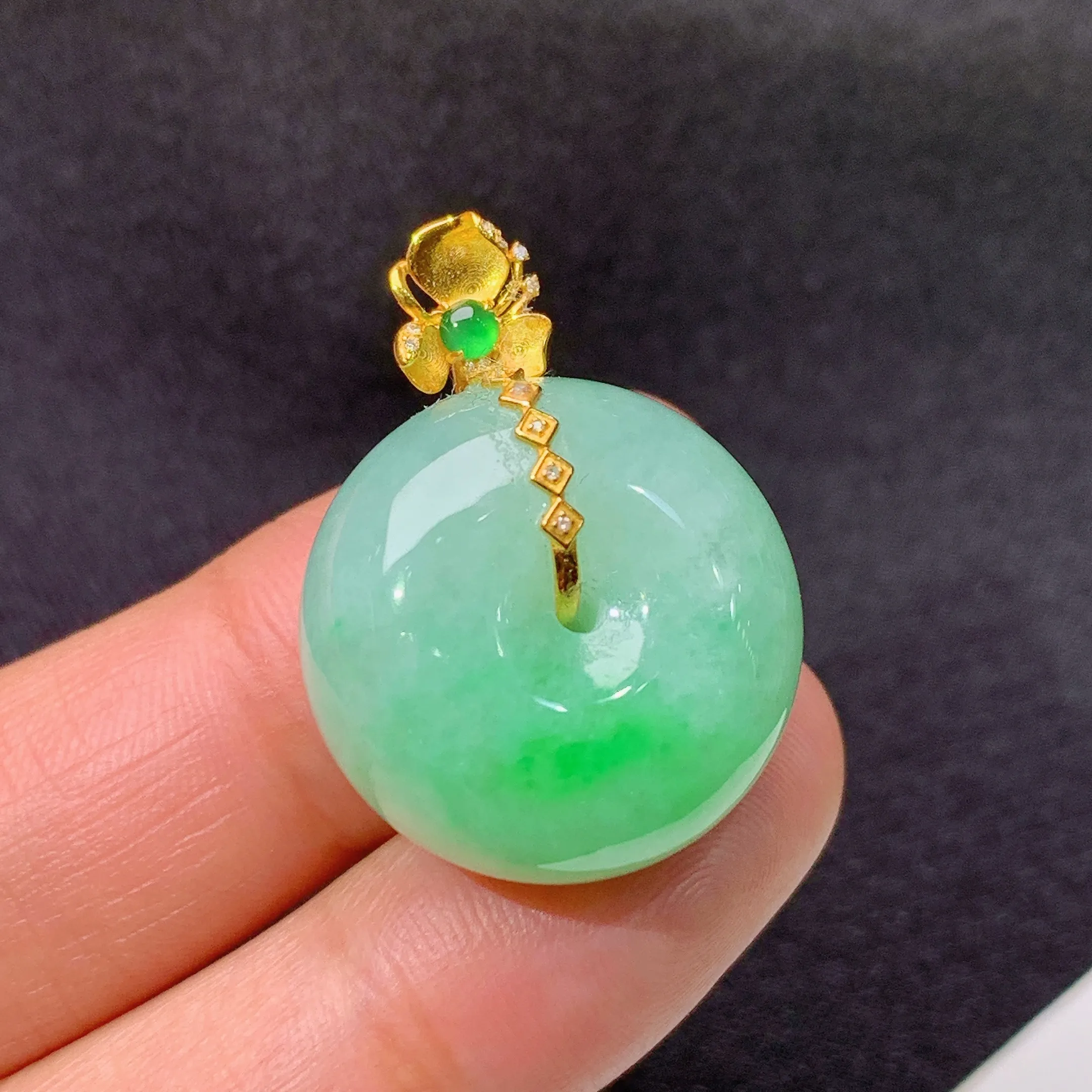 冰飘绿平安扣吊坠，18k金镶嵌，冰润色甜，玉质细腻，种水足，Xm整体尺寸26.9*20*11.7