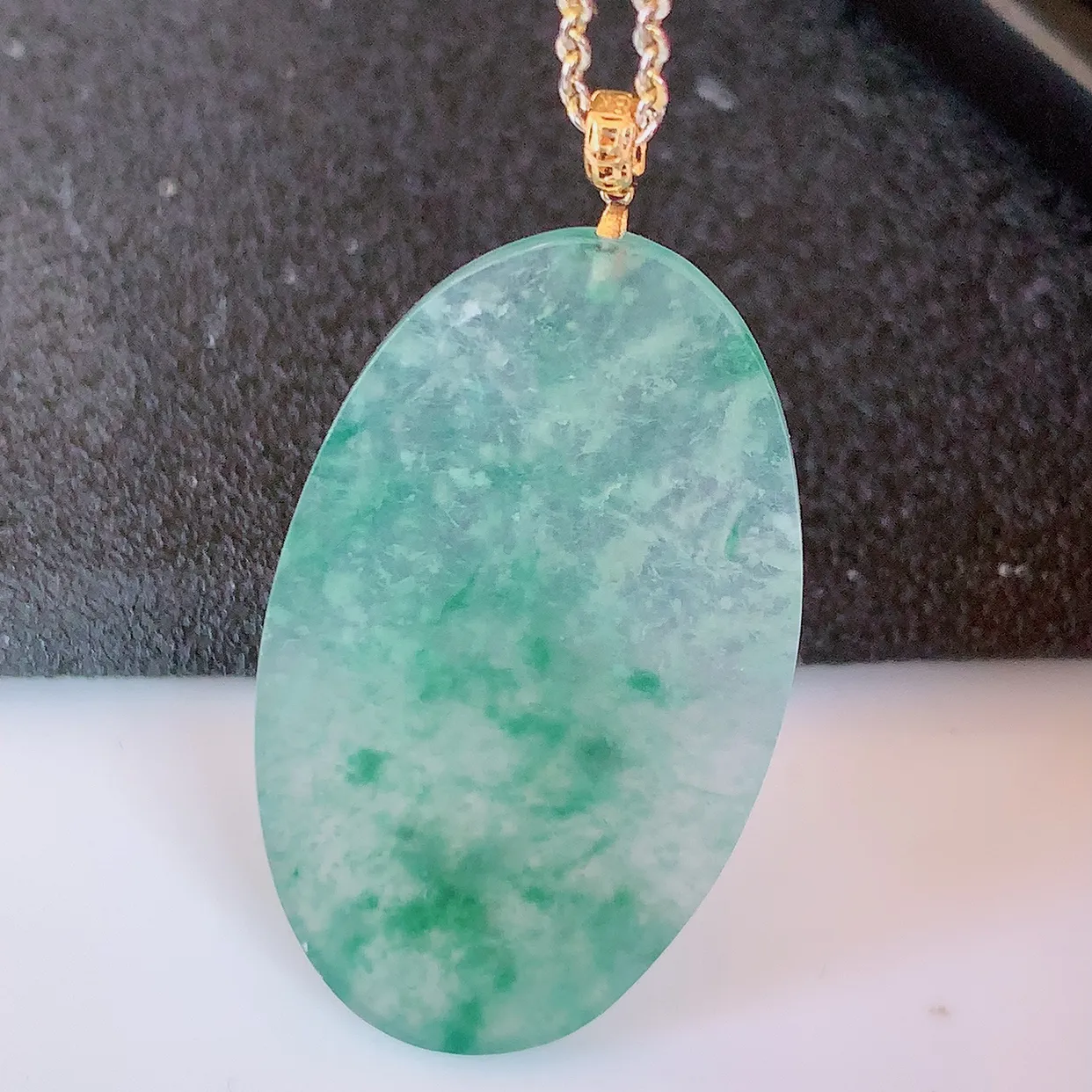 18K金镶嵌冰种飘花平安无事牌吊坠，翡翠无事牌，平平安安，无事牌翠色灵动，佩戴平安时尚！#57.28