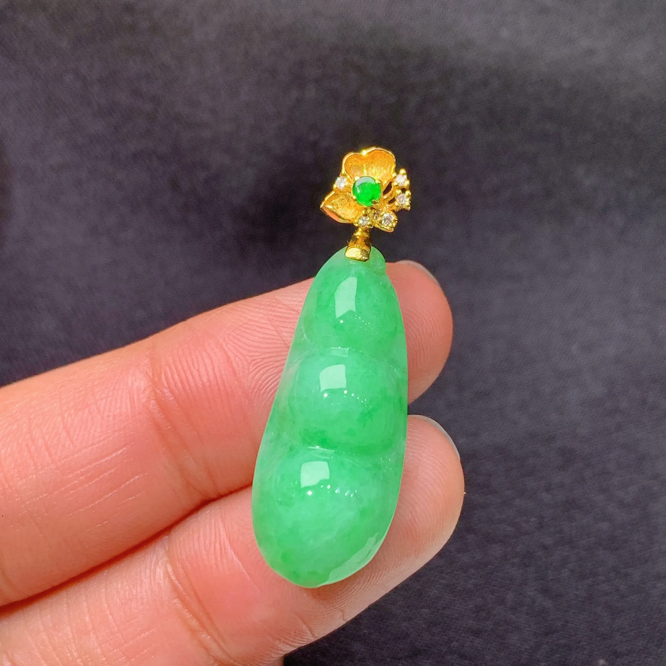 冰阳绿福豆吊坠，18k金镶嵌，款式新颖，冰润色阳，种水足，Be整体尺寸32.7*10.5*6.5