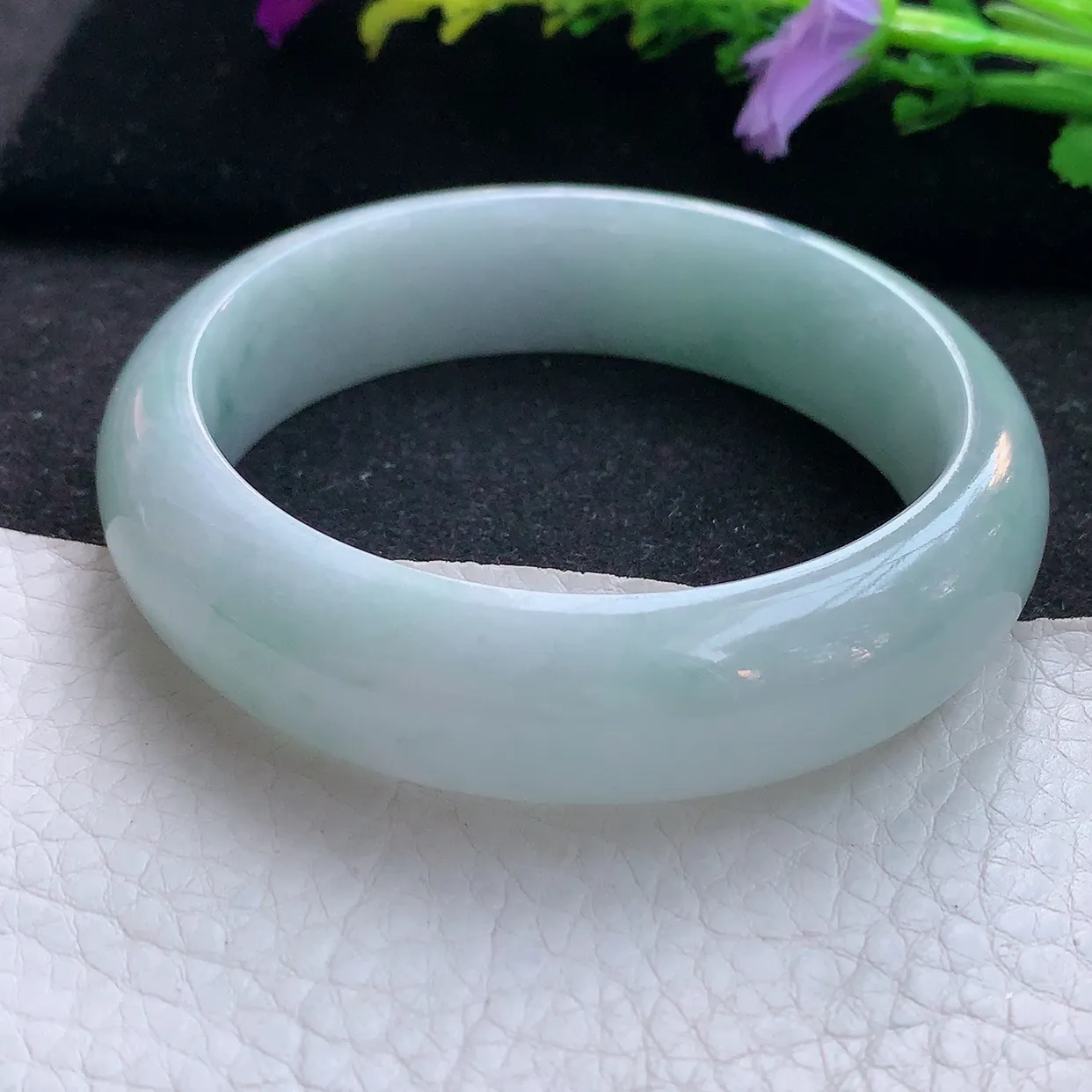 js实拍57*17.8*8轮胎镯 天然翡翠A货手镯水润浅绿底宽边正圈玉镯子