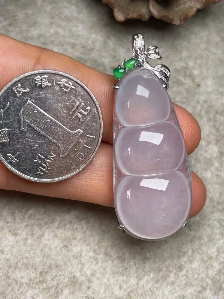 冰种福豆吊坠、真金真钻镶嵌，种水好，玉质细腻 .裸石尺寸 39.8*18.0