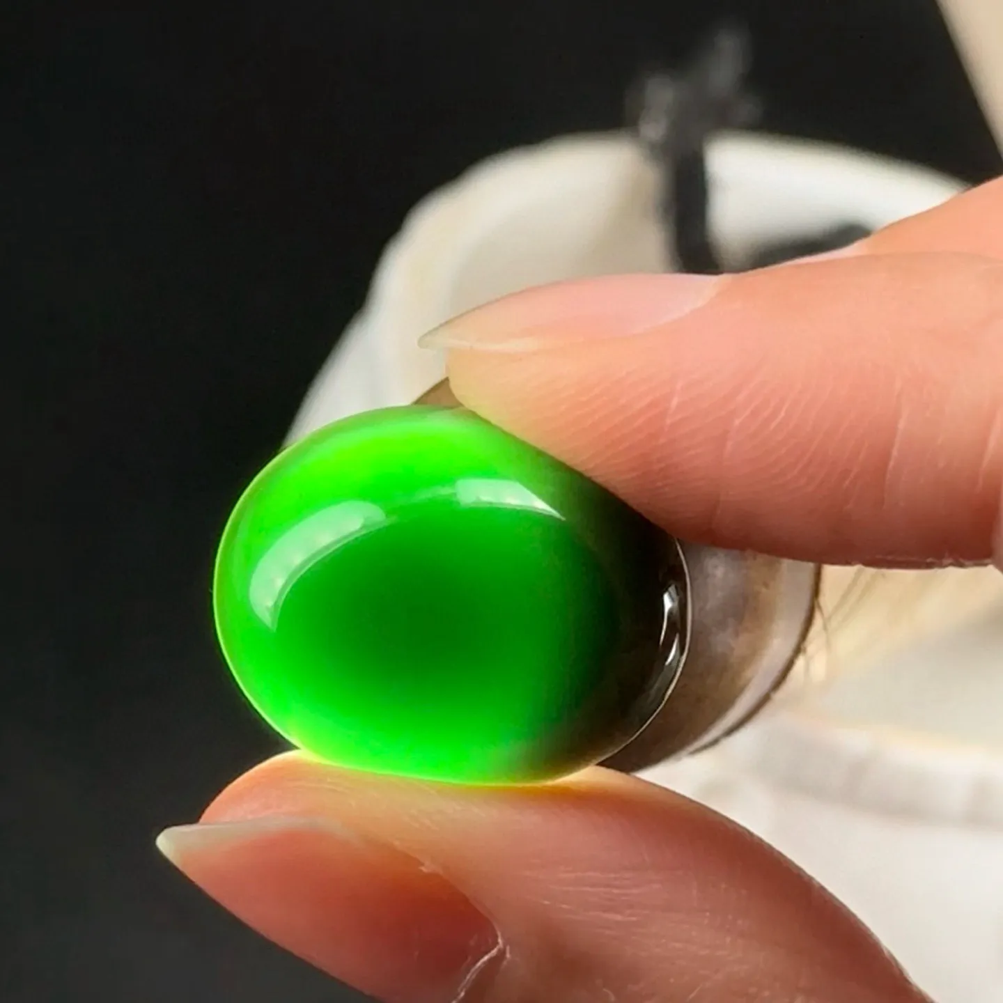 墨翠裸石蛋面 种好色正 黑度极好 打灯通透 油性十足  尺寸21