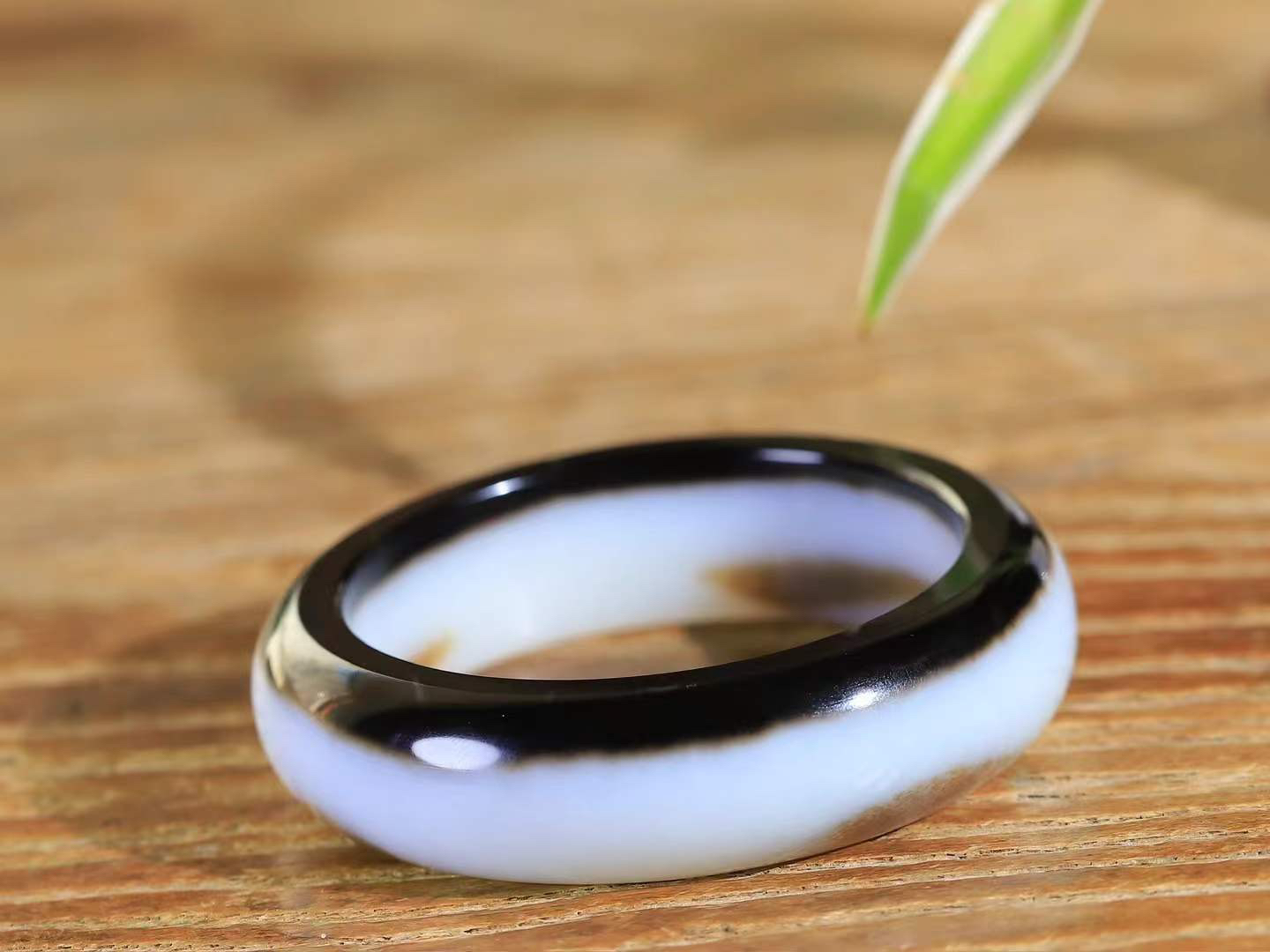 （一见倾心.手镯）

收藏级️和田玉糖白黑皮手镯，玉质温润细腻 油性十足 手感舒适，高华雅逸，线条