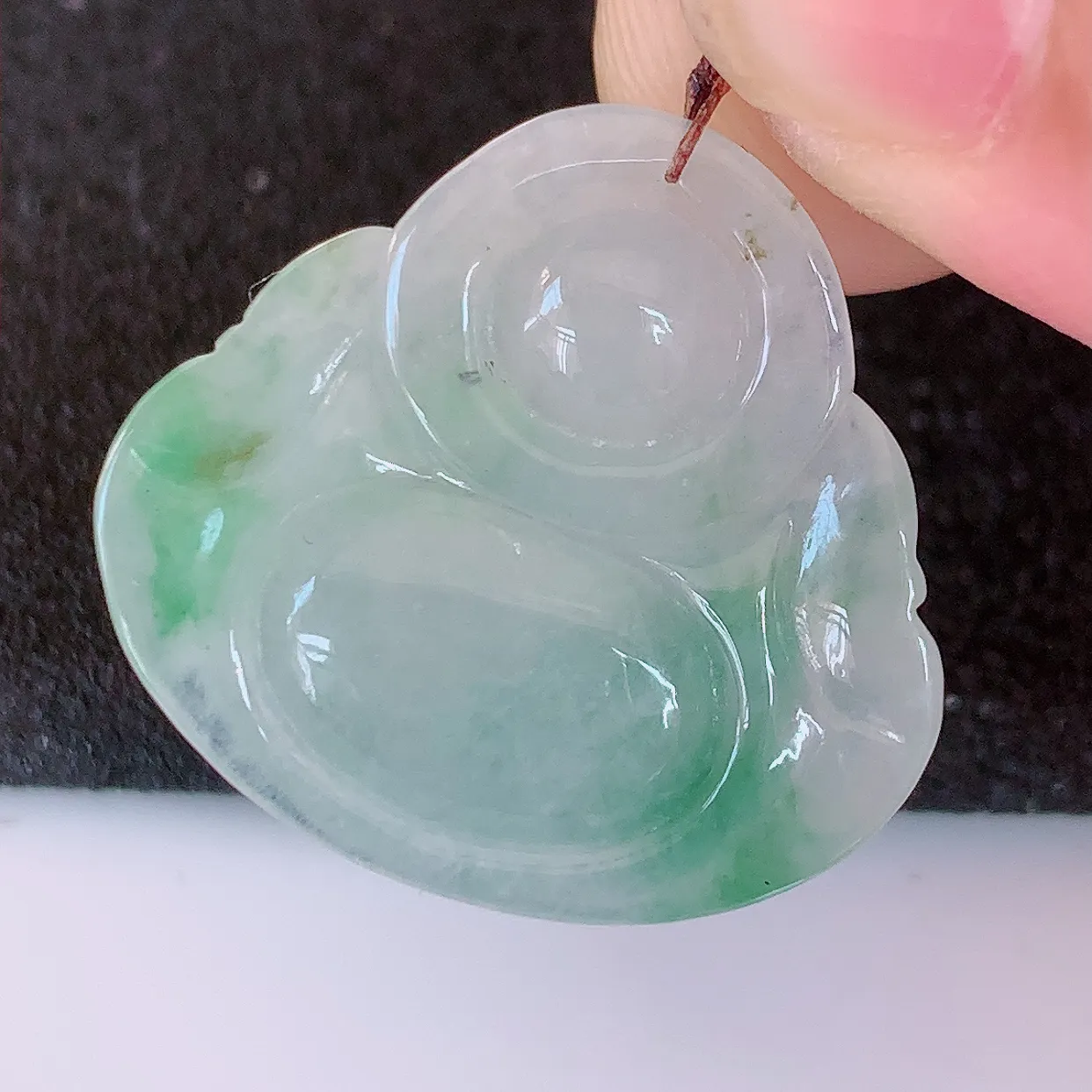 自然光实拍，冰种飘花翡翠观音菩萨吊坠，赐福观音，玉润通透，慈祥端庄！#57.28