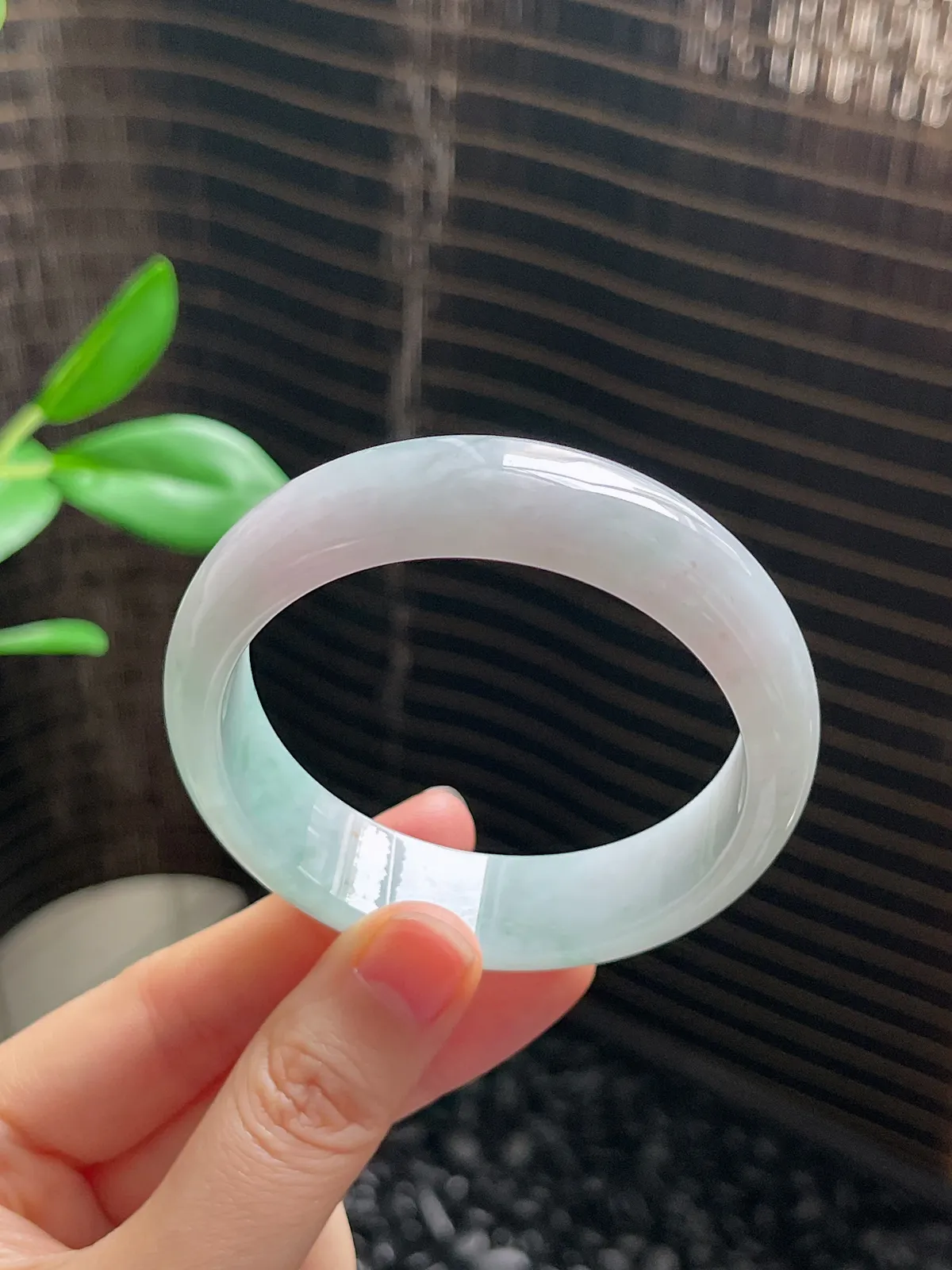 正圈53.8圈口，翡翠糯化种淡绿色手镯