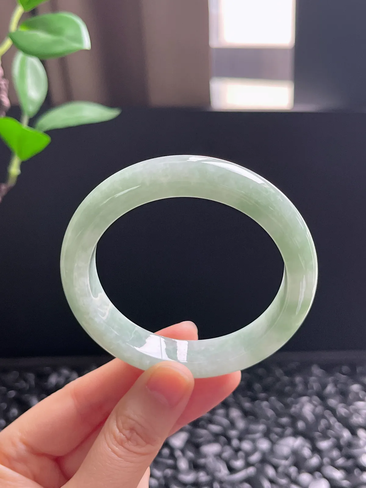 正圈54.2圈口，翡翠糯化种淡绿色手镯