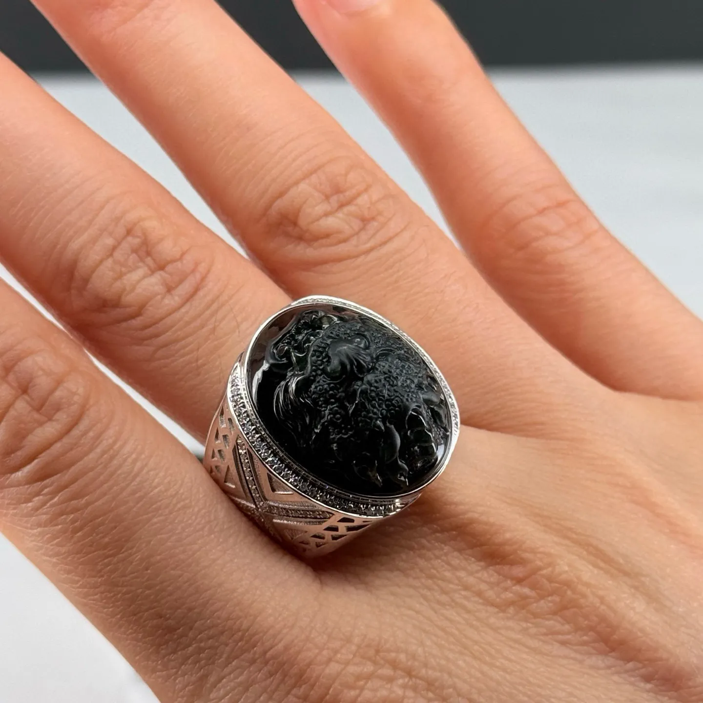 精品墨翠龙头戒面 种好色正 黑度极好 打灯通透 油性十足 尺寸21.5