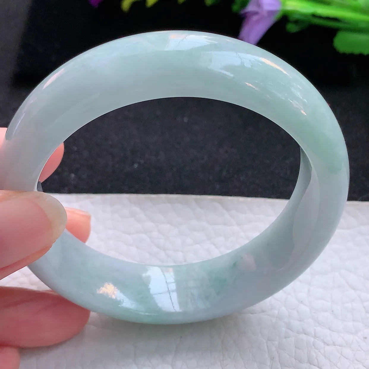 js实拍57*17.8*8轮胎镯 天然翡翠A货手镯水润浅绿底宽边正圈玉镯子