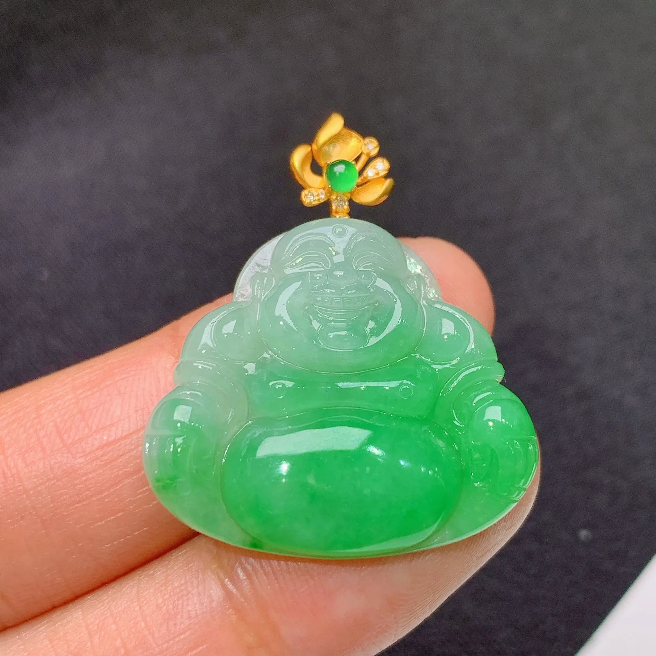 冰飘绿笑佛吊坠，18k金镶嵌，冰润色阳，品相好，种水足，整体尺寸30.9*26.4*5