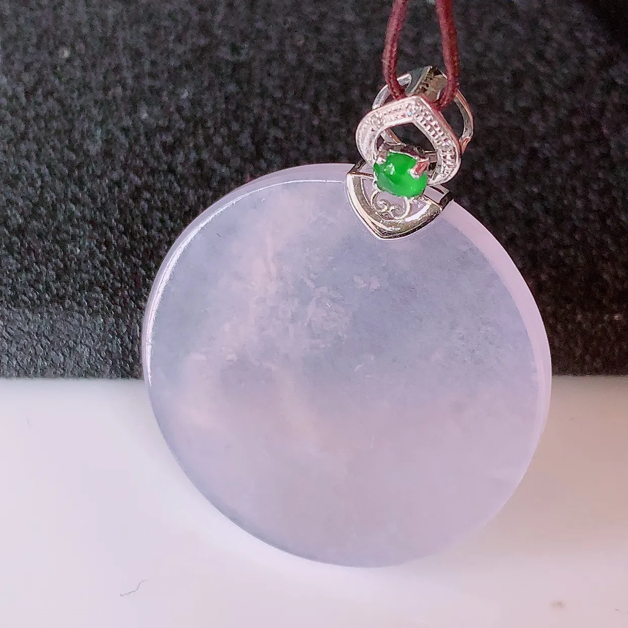 自然光实拍，18K金镶嵌冰种翡翠平安无事牌吊坠，平平安安，无事牌翠色灵动，佩戴平安时尚！#00.28