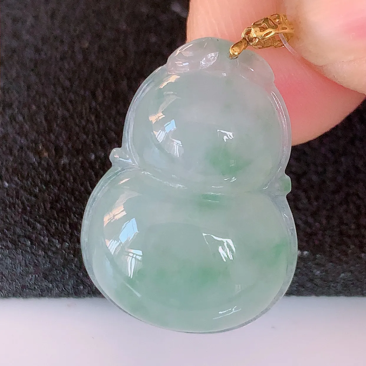 18K金镶嵌冰种飘花翡翠葫芦吊坠，葫芦寓意福禄双全，财源滚滚，品佳品，佩戴效果优雅迷人！#49.28