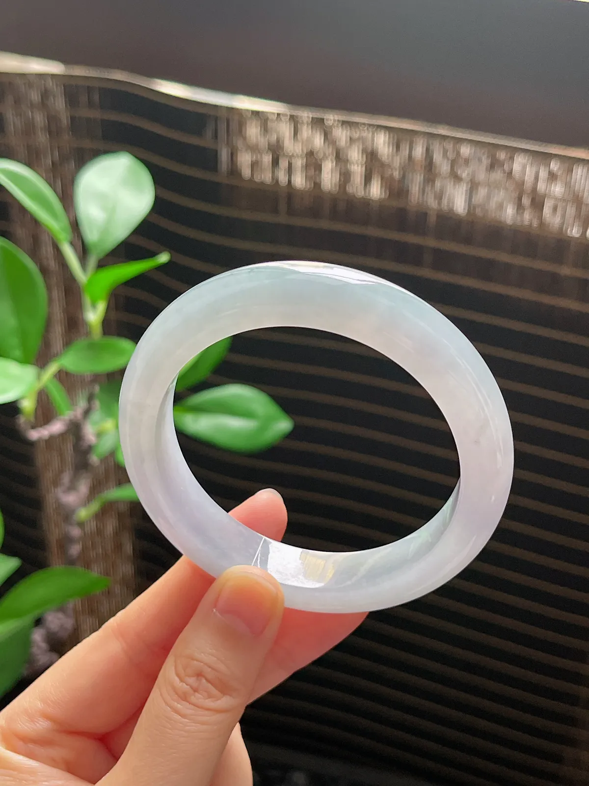 正圈56.8圈口，翡翠冰糯种淡绿色手镯