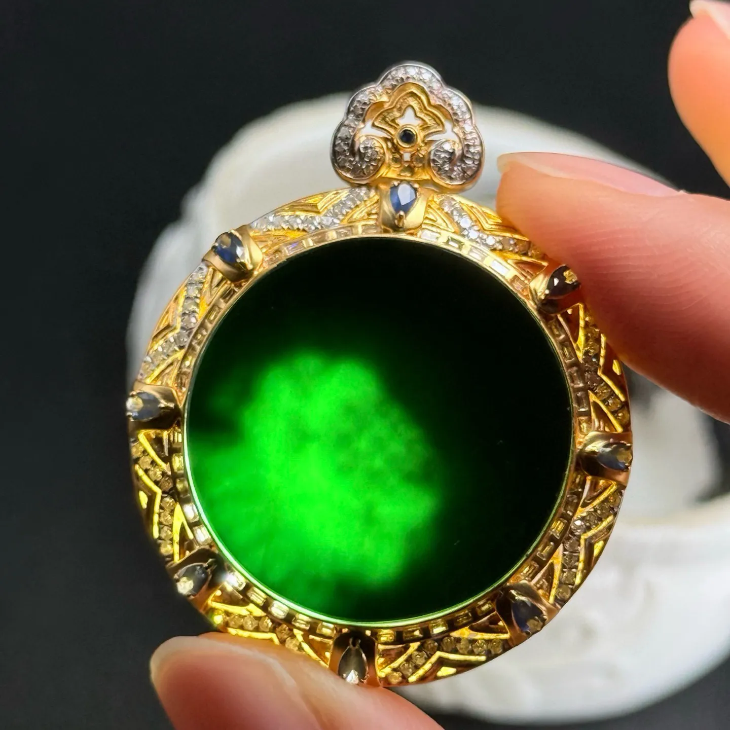 精品18k豪镶墨翠圆牌吊坠 种好色正 黑度极好 打灯通透 油性十足 尺寸41.7